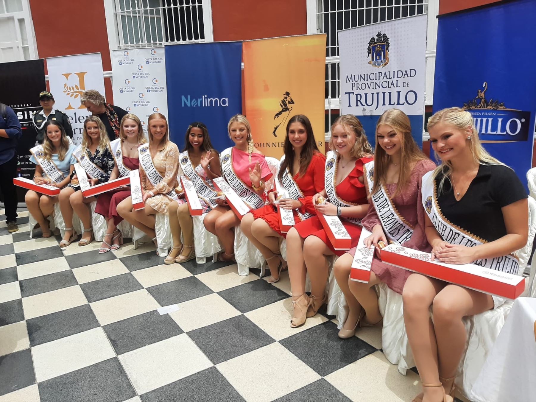 Reinas y bastoneras internacionales participarán del 70° Festival Internacional de Primavera (FIP) que se celebra esta semana en Trujillo. Foto: Luis Puell
