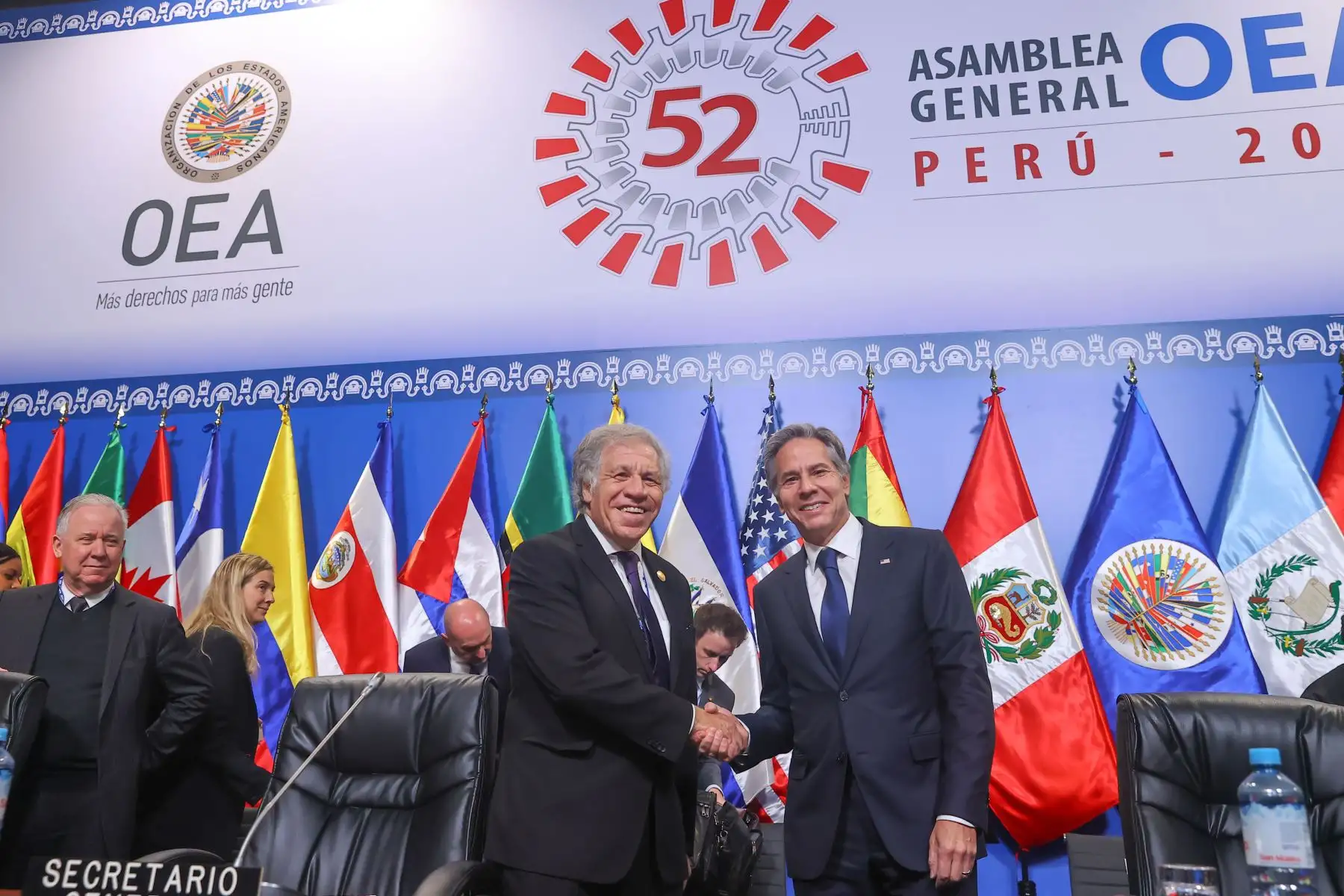 El secretario general de la Organización de los Estados Americanos (OEA), Luis Almagro Lemes, saluda al secretario de Estado de Estados Unidos, Antony Blinken, en la 52ª Asamblea General de la OEA.
Foto: ANDINA/Andrés Valle