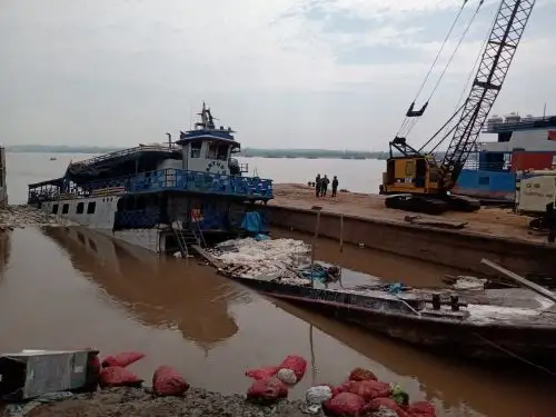 Embarcación de carga sufre accidente y se hunde en el río Ucayali, frente al puerto de Pucallpa. Foto: Martha Zacarías.