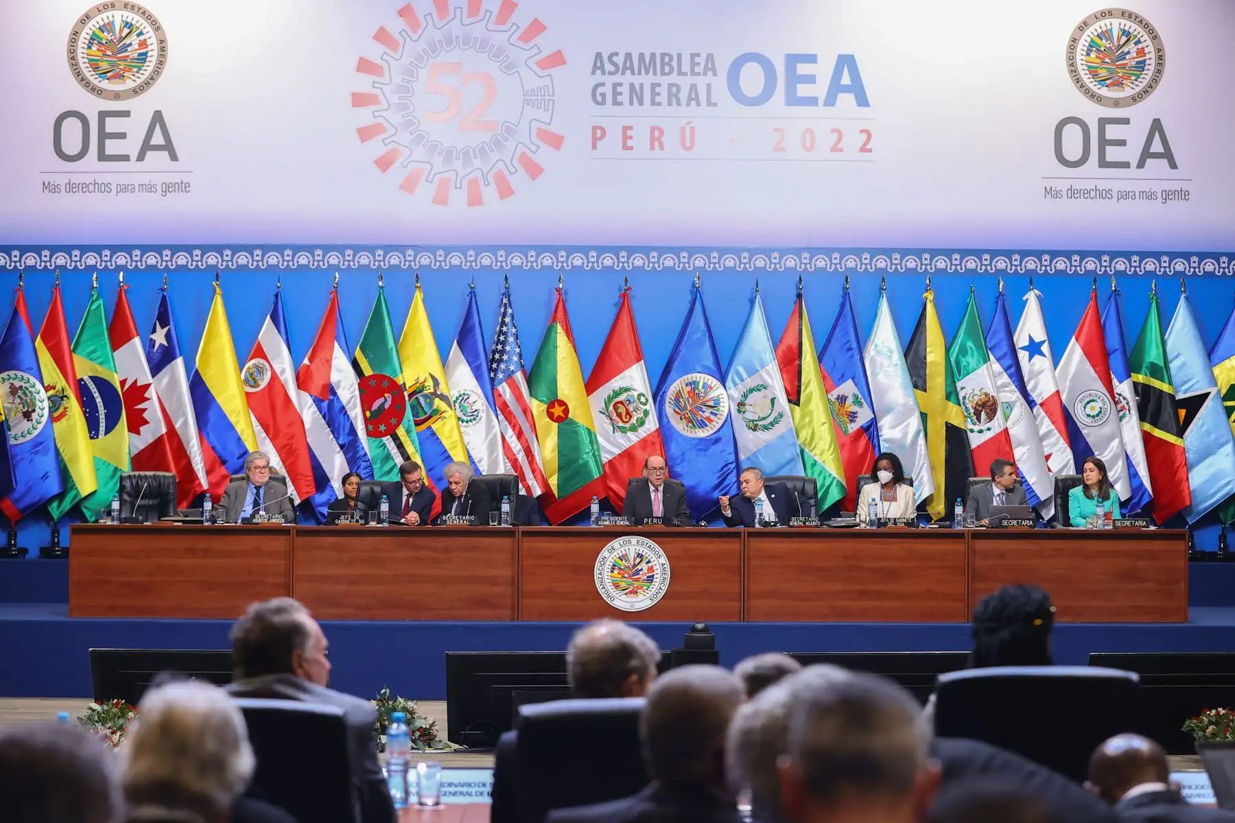 Con la participación de las delegaciones integrantes de la OEA se dio inicio a la primera sesión plenaria en donde el canciller, César Landa, fue elegido para presidir la reunión en representación del Perú.

Foto: ANDINA/Andrés Valle