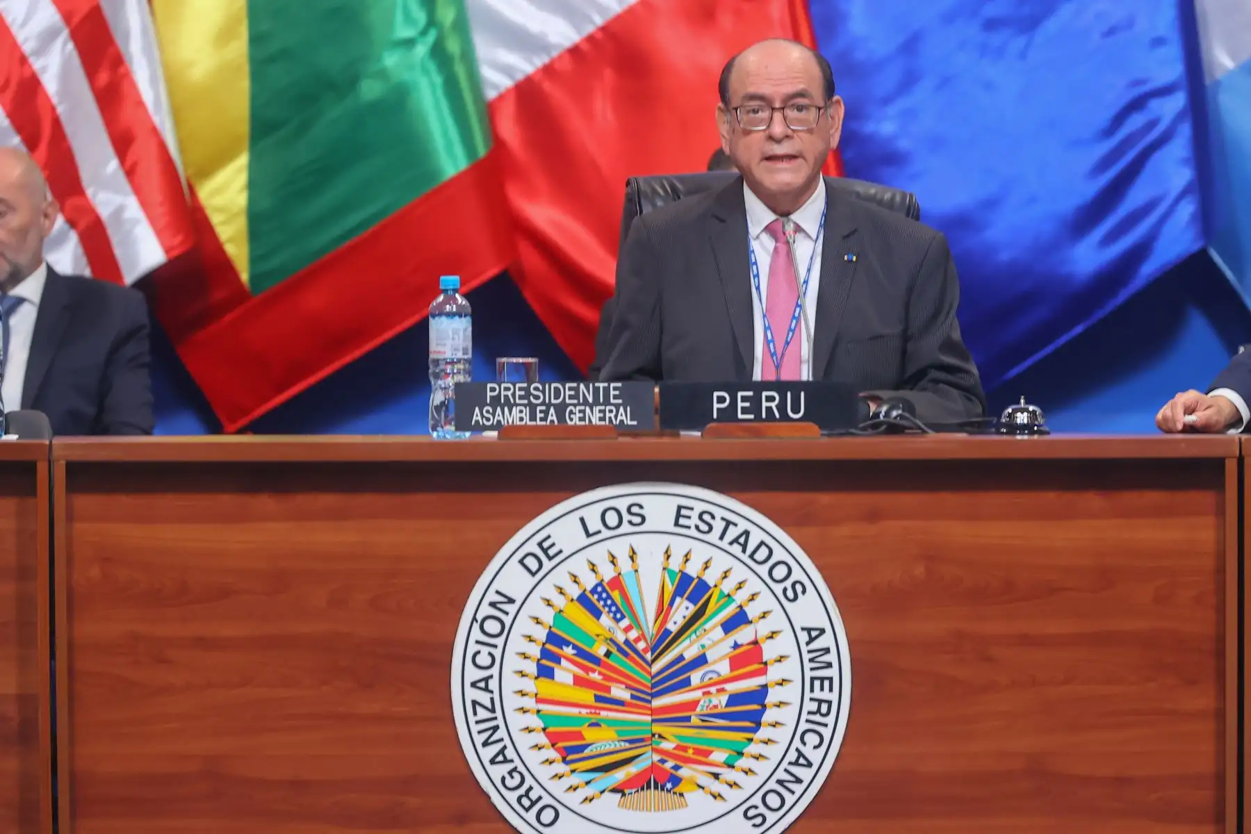 Con la participación de las delegaciones integrantes de la OEA se dio inicio a la primera sesión plenaria en donde el canciller, César Landa, fue elegido para presidir la reunión en representación del Perú.

Foto: ANDINA/Andrés Valle
