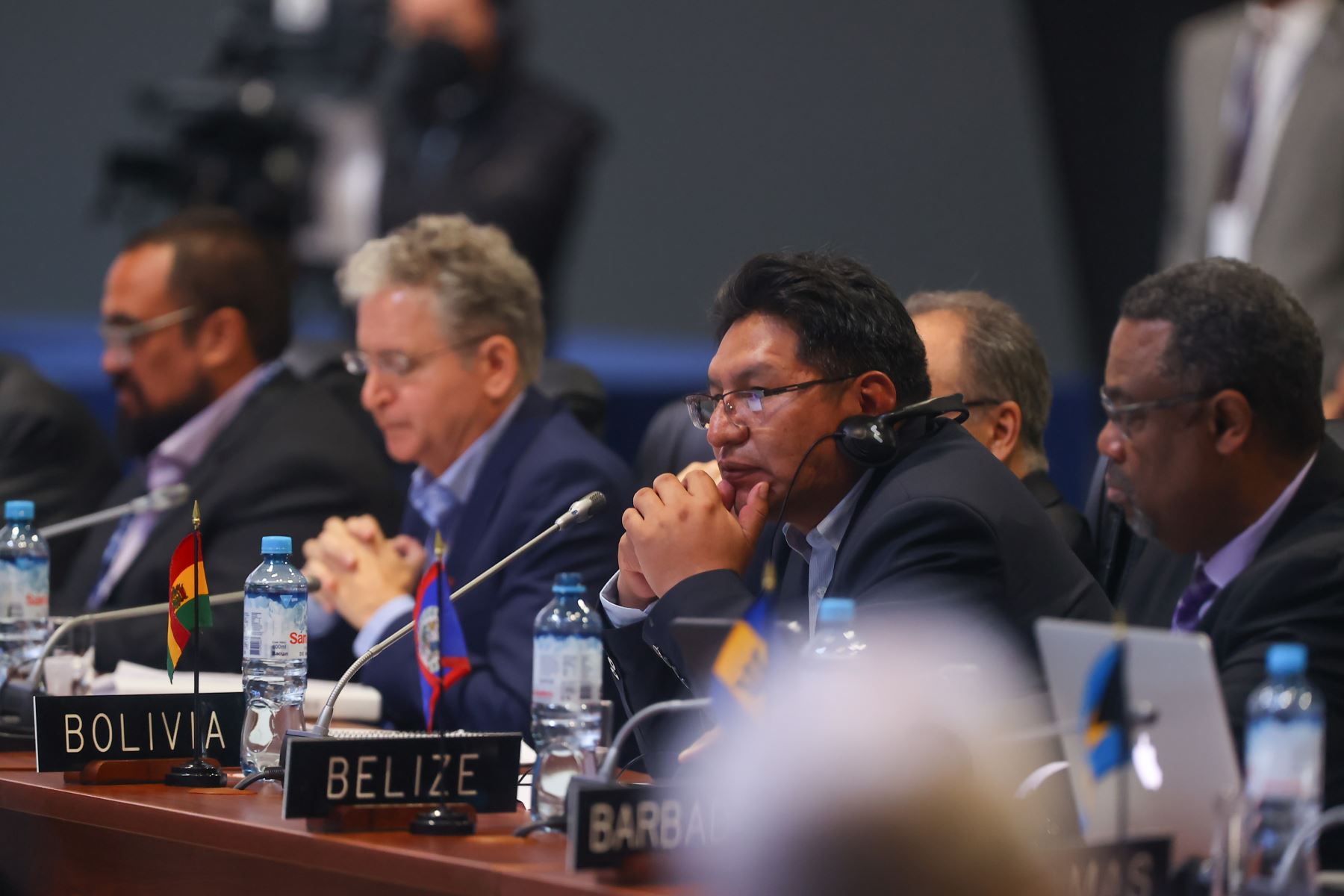 Con la participación de las delegaciones integrantes de la OEA se dio inicio a la primera sesión plenaria en donde el canciller, César Landa, fue elegido para presidir la reunión en representación del Perú.

Foto: ANDINA/Andrés Valle
