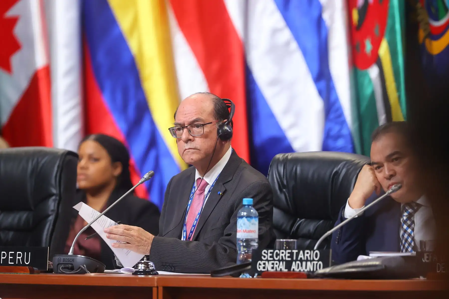 Con la participación de las delegaciones integrantes de la OEA se dio inicio a la primera sesión plenaria en donde el canciller, César Landa fue elegido para presidir la reunión en representación del Perú.

Foto: ANDINA/Andrés Valle