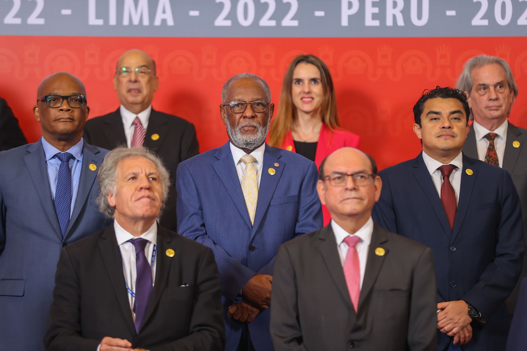 Los miembros de los países integrantes de la OEA, posan para la fotografía oficial, que se realizó en la explanada del Centro de Convenciones de Lima. 
Foto: ANDINA/Andrés Valle