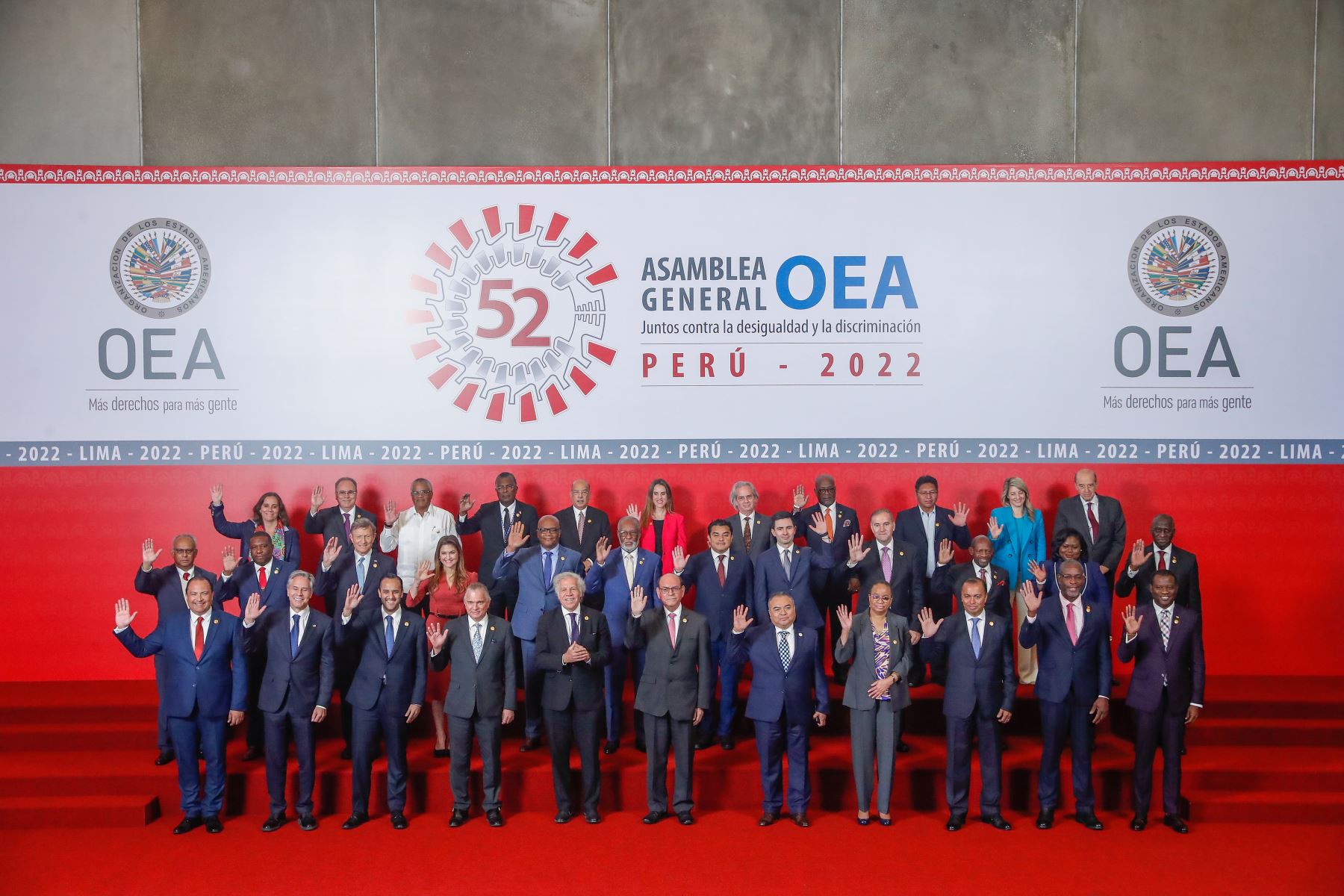 Los miembros de los países integrantes de la OEA, posan para la fotografía oficial, que se realizó en la explanada del Centro de Convenciones de Lima. 

Foto: ANDINA/Renato Pajuelo