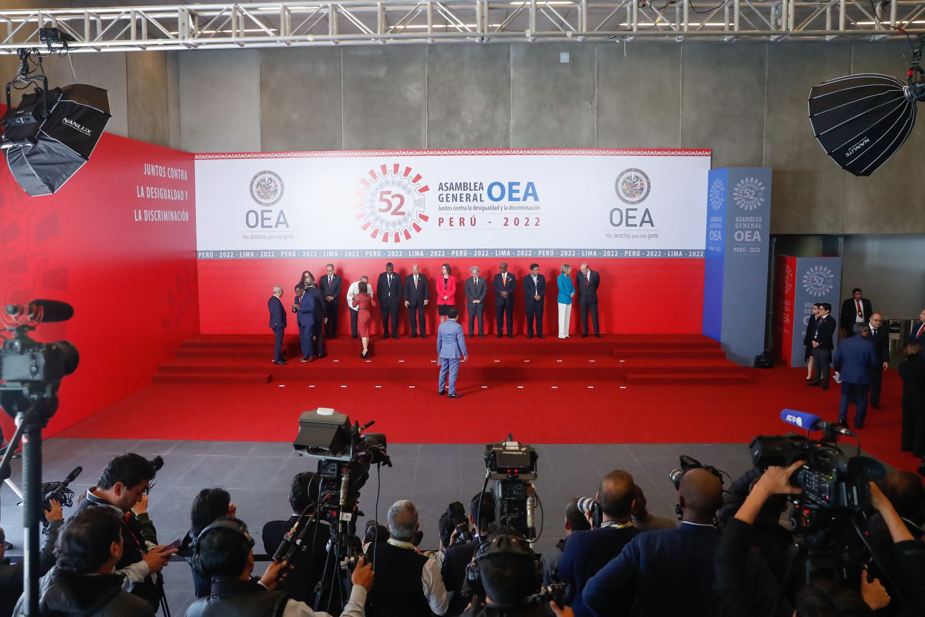 Los miembros de los países integrantes de la OEA, posan para la fotografía oficial, que se realizó en la explanada del Centro de Convenciones de Lima. 

Foto: ANDINA/Renato Pajuelo