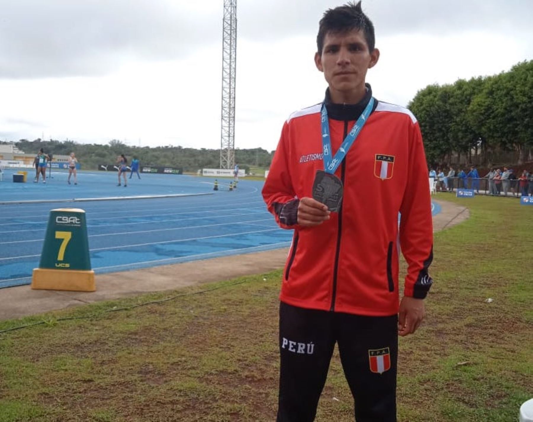Frank Luján gana medalla de plata en 10 mil metros planos en el Campeonato Sudamericano de Atletismo Sub 23
