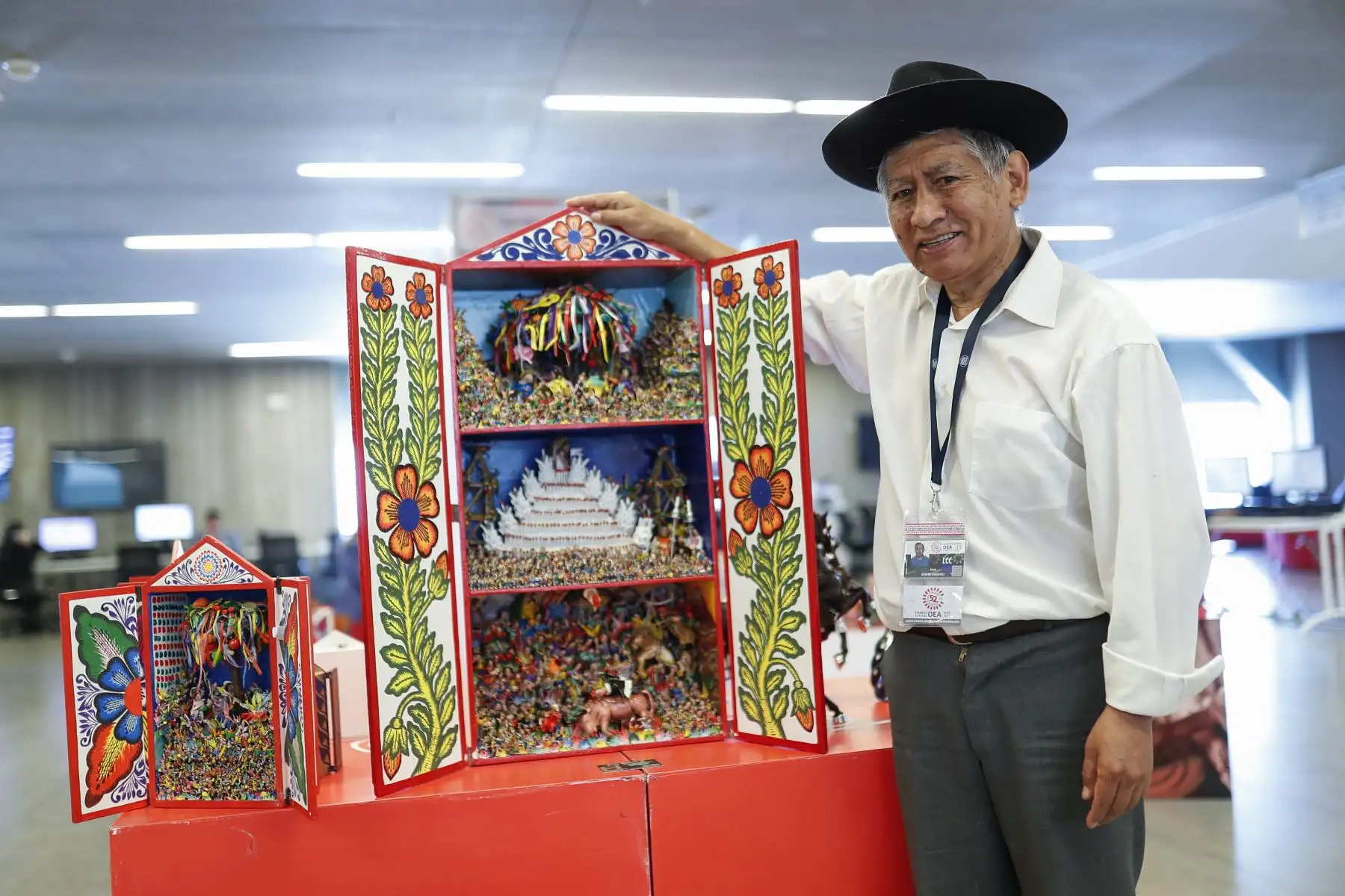 El maestro retablista ayacuchano, Jesús Urbano, exhibe lo mejor de su arte en la 52 Asamblea General de la OEA. Foto: ANDINA/Renato Pajuelo