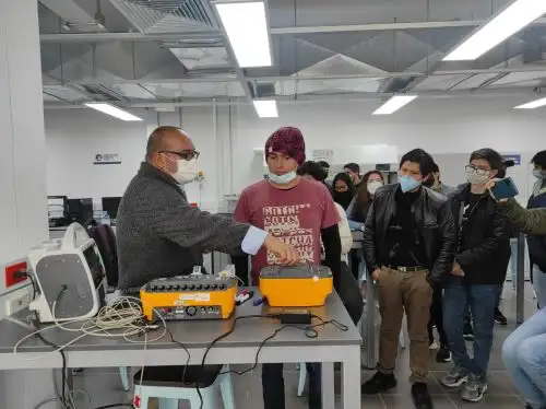 Entre los principales equipos médicos del nuevo Laboratorio, se encuentra la bioimpresora, de mayor complejidad y única en el Perú. Foto: PUCP