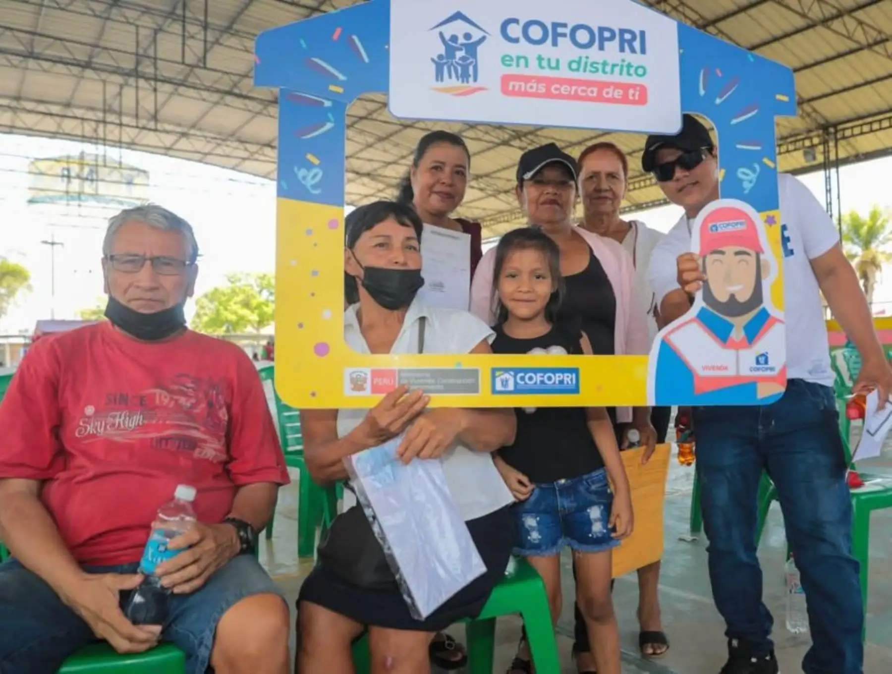 Pobladores de las provincias de Maynas, Loreto, Mariscal Ramón Castilla, Requena y Putumayo, región Loreto, se beneficiaron con la entrega de títulos de propiedad de sus viviendas que entregó Cofopri.