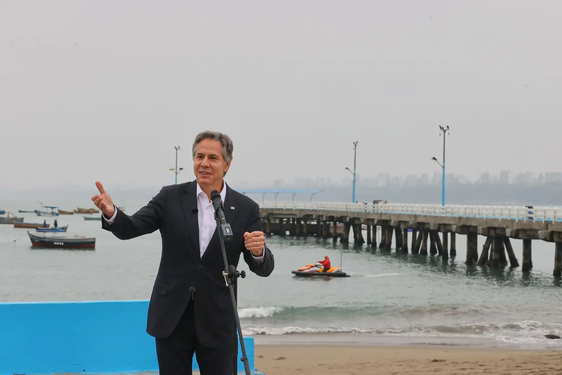 El secretario de Estado de los Estados Unidos, Antony Blinken visita el mercado artesanal de pescadores de Chorrillos, donde fue recibido por el señor Ricardo Laos, presidente de la Asociación José Silverio Olaya Balandra de Pescadores Artesanales de la Caleta de Chorrillos; la señora Elsa Vega, presidenta de la Sociedad Nacional de la Pesca Artesanal; la señora Jessica Hidalgo, directora del proyecto y  el representante de la SPDA y la Administradora Adjunta para América Latina y el Caribe Marcela Escobari, de USAID.
Foto: ANDINA/Andrés Valle