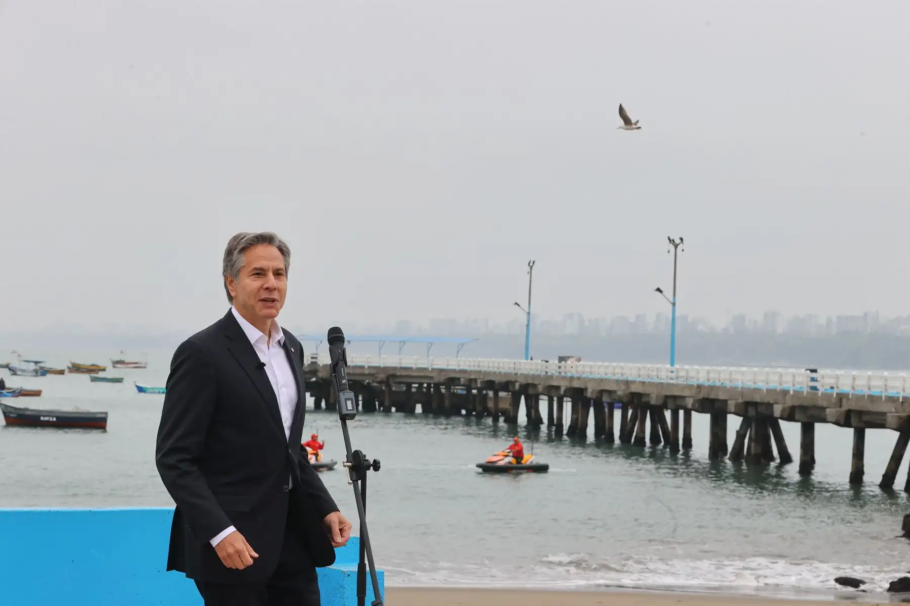 El secretario de Estado de los Estados Unidos, Antony Blinken visita el mercado artesanal de pescadores de Chorrillos, donde fue recibido por el señor Ricardo Laos, presidente de la Asociación José Silverio Olaya Balandra de Pescadores Artesanales de la Caleta de Chorrillos; la señora Elsa Vega, presidenta de la Sociedad Nacional de la Pesca Artesanal; la señora Jessica Hidalgo, directora del proyecto y  el representante de la SPDA y la Administradora Adjunta para América Latina y el Caribe Marcela Escobari, de USAID.
Foto: ANDINA/Andrés Valle