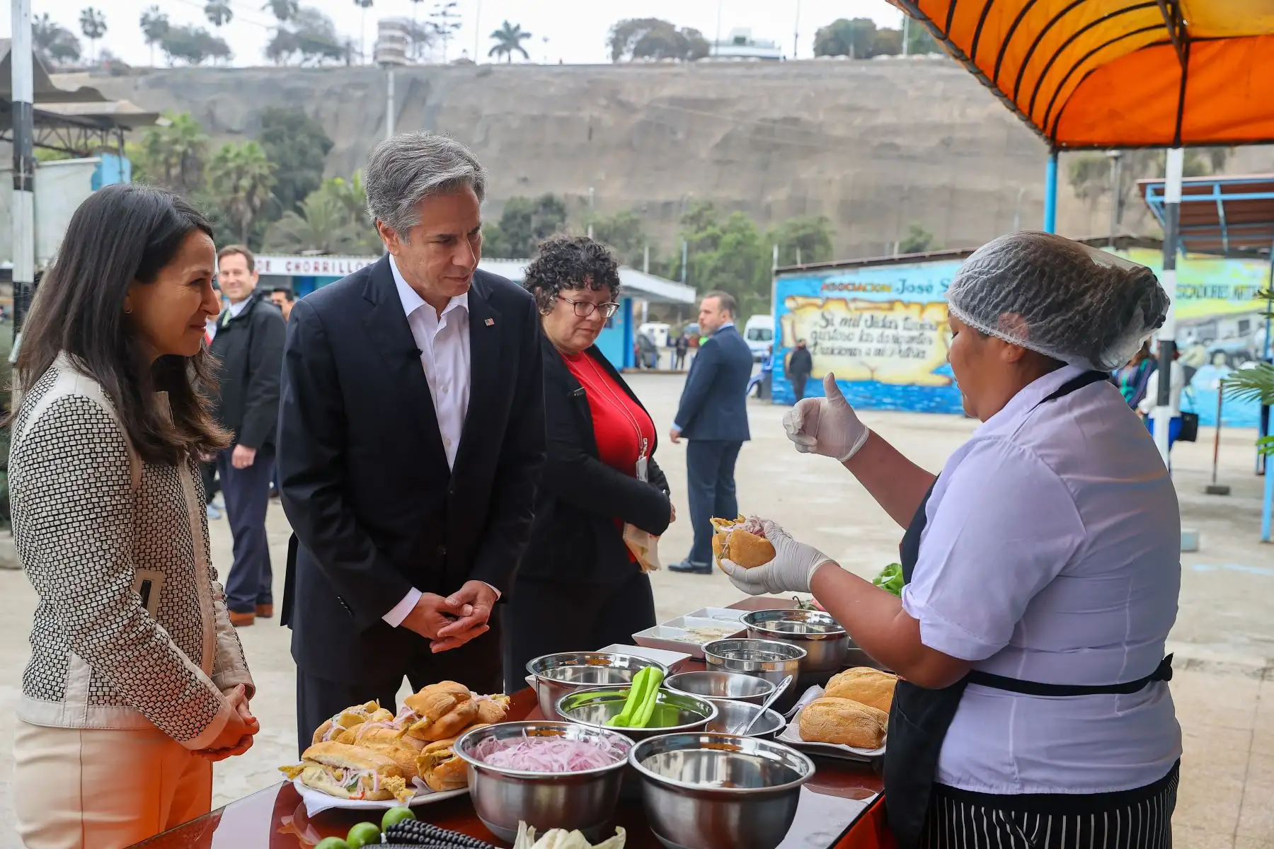 El secretario de Estado de los Estados Unidos, Antony Blinken visita el mercado artesanal de pescadores de Chorrillos, donde fue recibido por el señor Ricardo Laos, presidente de la Asociación José Silverio Olaya Balandra de Pescadores Artesanales de la Caleta de Chorrillos; la señora Elsa Vega, presidenta de la Sociedad Nacional de la Pesca Artesanal; la señora Jessica Hidalgo, directora del proyecto y  el representante de la SPDA y la Administradora Adjunta para América Latina y el Caribe Marcela Escobari, de USAID.
Foto: ANDINA/Andrés Valle