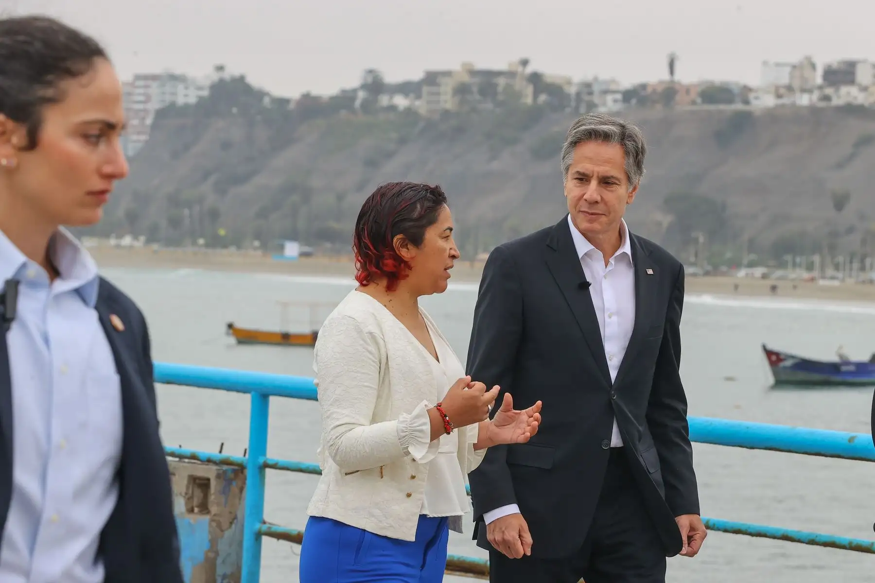 El secretario de Estado de los Estados Unidos, Antony Blinken visita el mercado artesanal de pescadores de Chorrillos, donde fue recibido por el señor Ricardo Laos, presidente de la Asociación José Silverio Olaya Balandra de Pescadores Artesanales de la Caleta de Chorrillos; la señora Elsa Vega, presidenta de la Sociedad Nacional de la Pesca Artesanal; la señora Jessica Hidalgo, directora del proyecto y  el representante de la SPDA y la Administradora Adjunta para América Latina y el Caribe Marcela Escobari, de USAID.
Foto: ANDINA/Andrés Valle