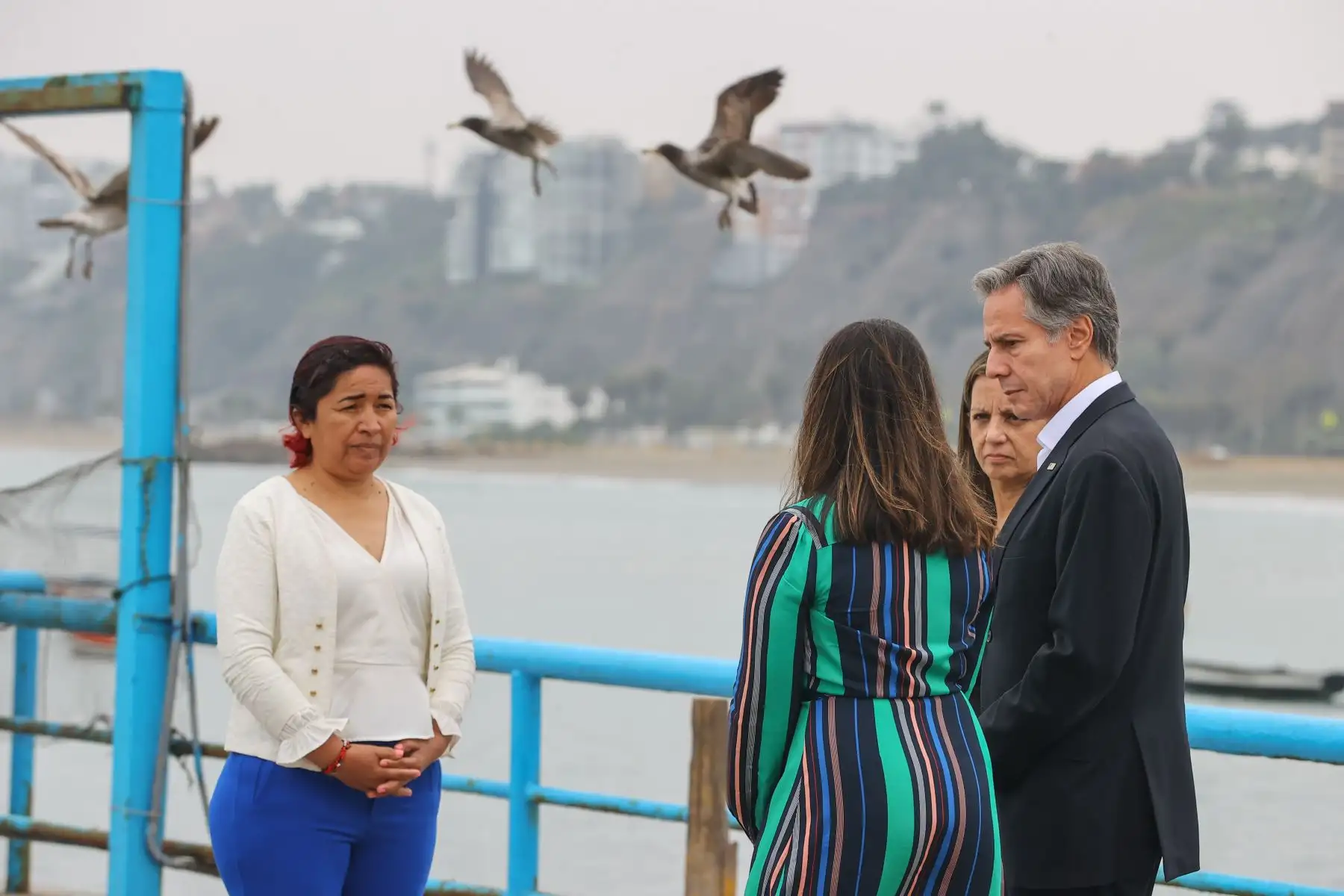 El secretario de Estado de los Estados Unidos, Antony Blinken visita el mercado artesanal de pescadores de Chorrillos, donde fue recibido por el señor Ricardo Laos, presidente de la Asociación José Silverio Olaya Balandra de Pescadores Artesanales de la Caleta de Chorrillos; la señora Elsa Vega, presidenta de la Sociedad Nacional de la Pesca Artesanal; la señora Jessica Hidalgo, directora del proyecto y  el representante de la SPDA y la Administradora Adjunta para América Latina y el Caribe Marcela Escobari, de USAID.
Foto: ANDINA/Andrés Valle