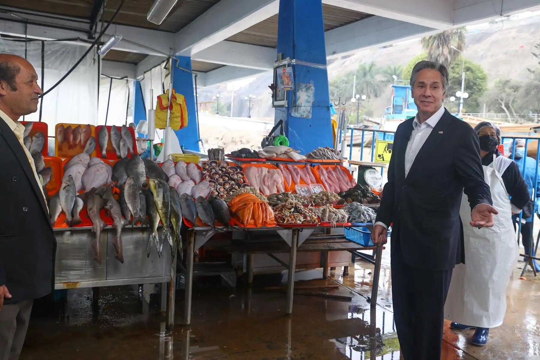 El secretario de Estado de los Estados Unidos, Antony Blinken visita el mercado artesanal de pescadores de Chorrillos, donde fue recibido por el señor Ricardo Laos, presidente de la Asociación José Silverio Olaya Balandra de Pescadores Artesanales de la Caleta de Chorrillos; la señora Elsa Vega, presidenta de la Sociedad Nacional de la Pesca Artesanal; la señora Jessica Hidalgo, directora del proyecto y  el representante de la SPDA y la Administradora Adjunta para América Latina y el Caribe Marcela Escobari, de USAID.
Foto: ANDINA/Andrés Valle