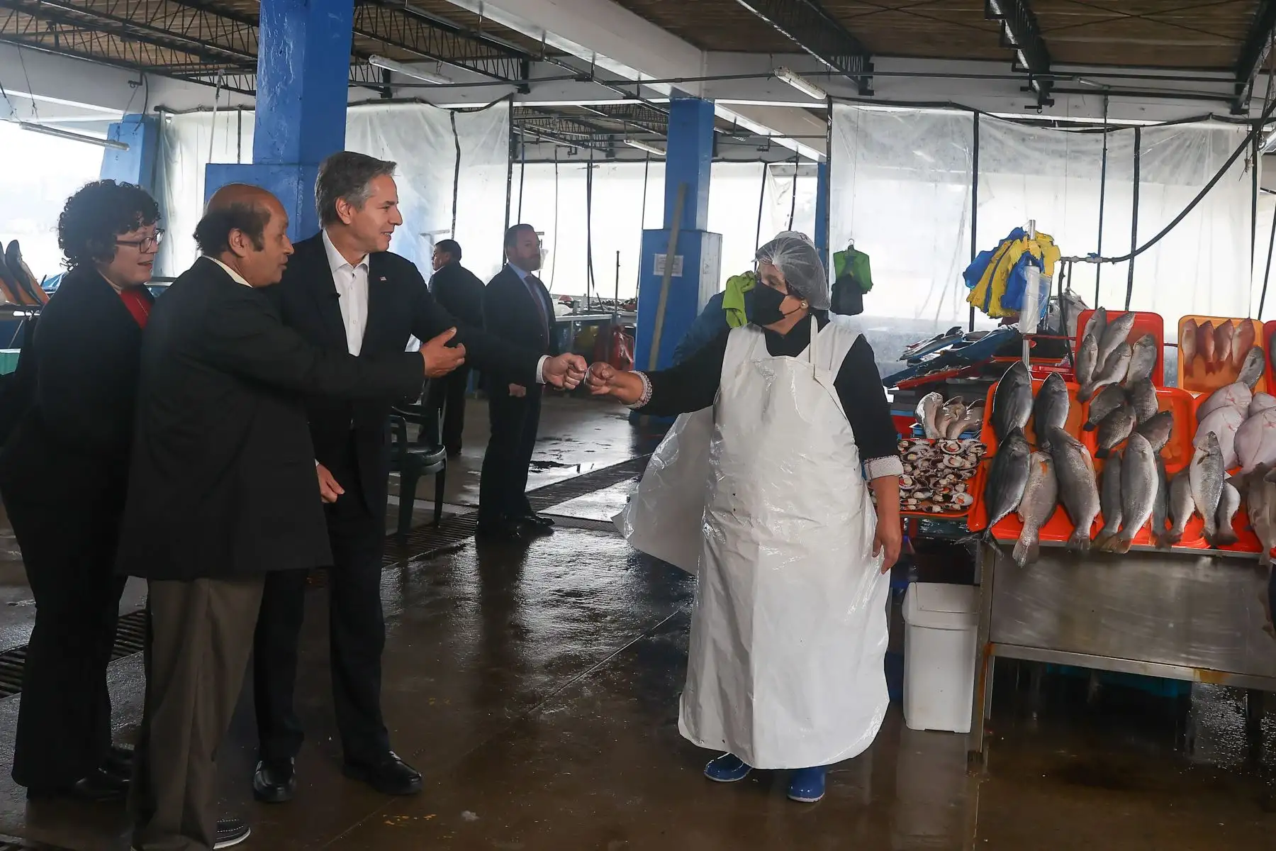El secretario de Estado de los Estados Unidos, Antony Blinken visita el mercado artesanal de pescadores de Chorrillos, donde fue recibido por el señor Ricardo Laos, presidente de la Asociación José Silverio Olaya Balandra de Pescadores Artesanales de la Caleta de Chorrillos; la señora Elsa Vega, presidenta de la Sociedad Nacional de la Pesca Artesanal; la señora Jessica Hidalgo, directora del proyecto y  el representante de la SPDA y la Administradora Adjunta para América Latina y el Caribe Marcela Escobari, de USAID.
Foto: ANDINA/Andrés Valle