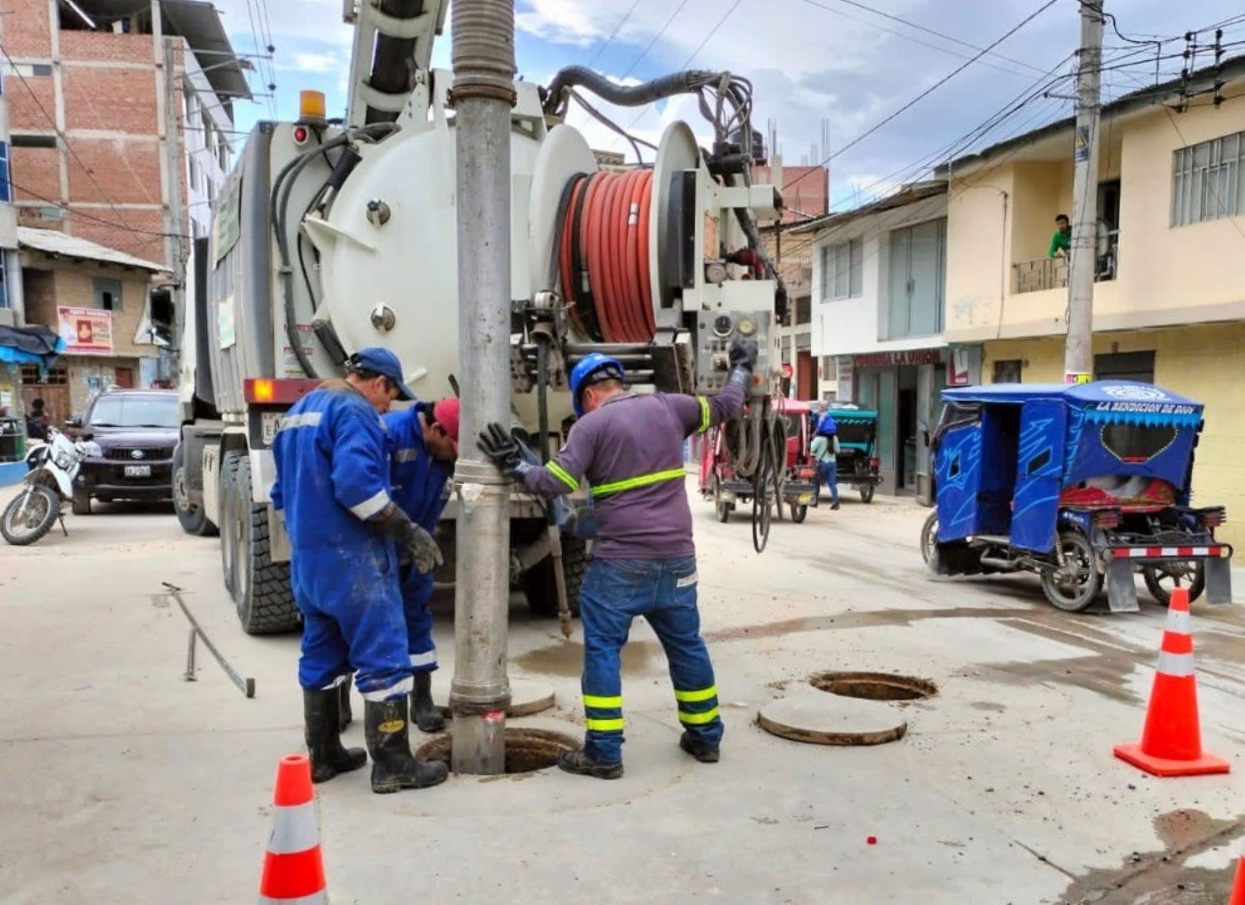 Otass envió maquinaria para apoyar los trabajos de limpieza de redes de alcantarillado en la ciudad de Chota, región Cajamarca. ANDINA/Difusión