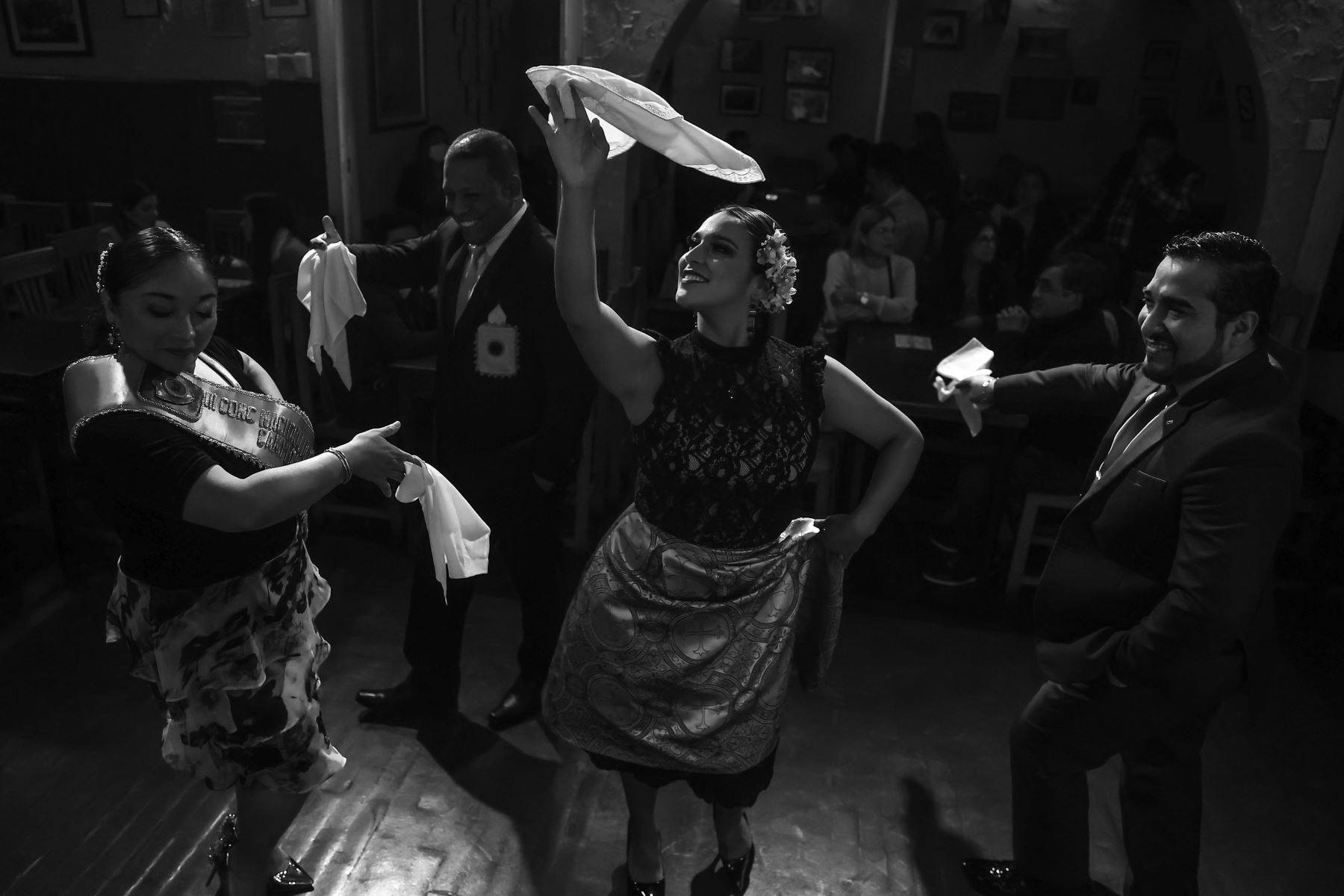 La marinera es el baile nacional por excelencia, existen en nuestro país numerosas variantes de esta danza tradicional peruana. La Marinera Limeña es una de ellas y nace en la costa central peruana en las postrimerías de la época colonial, a inicios de la república y es un baile de salón que además de sabor, de baile, tiene una sólida estructura. Y conocer sus secretos es un desafío para cualquier artista.
Foto: ANDINA/Andrés Valle
