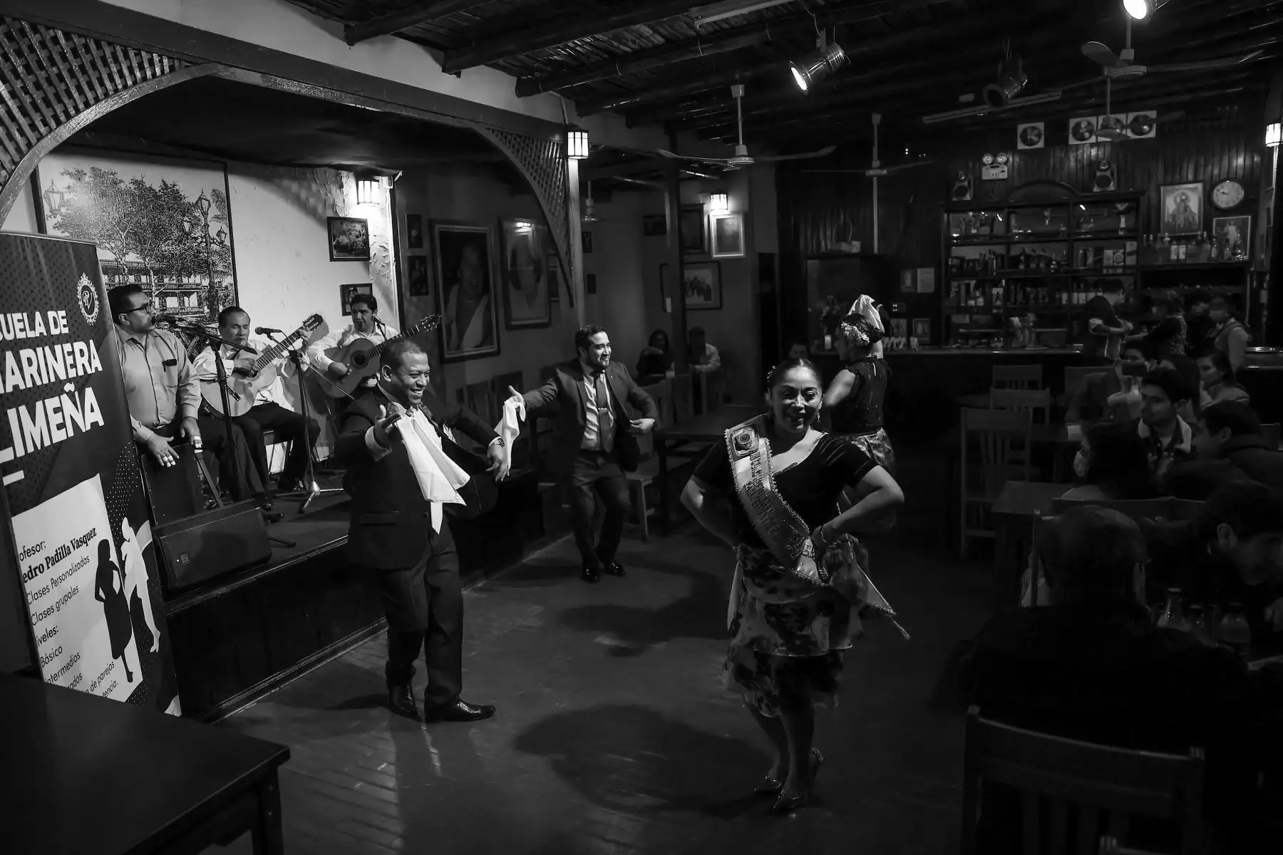 “La marinera limeña tiene un orden, pero cada uno disfruta como lo siente”, dice Pedro Padilla. El bailarín interpreta lo que el cantante propone en las letras.
Foto: ANDINA/Andrés Valle