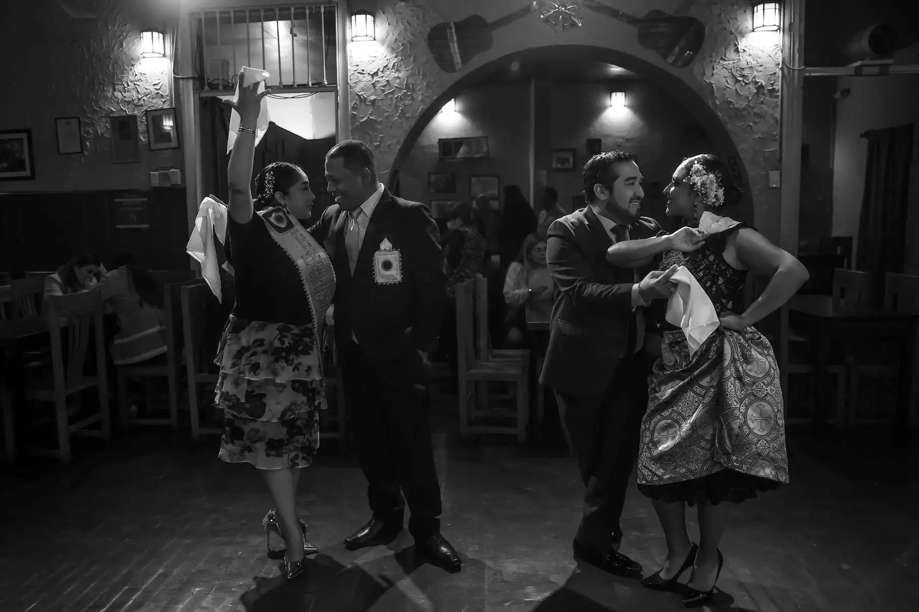 En su estructura clásica, la marinera limeña está compuesta por tres marineras limeñas, una resbalosa y una fuga. Y cada cantante canta la marinera, el otro le responde y un tercero cierra. Y así se van turnando.
Foto: ANDINA/Andrés Valle