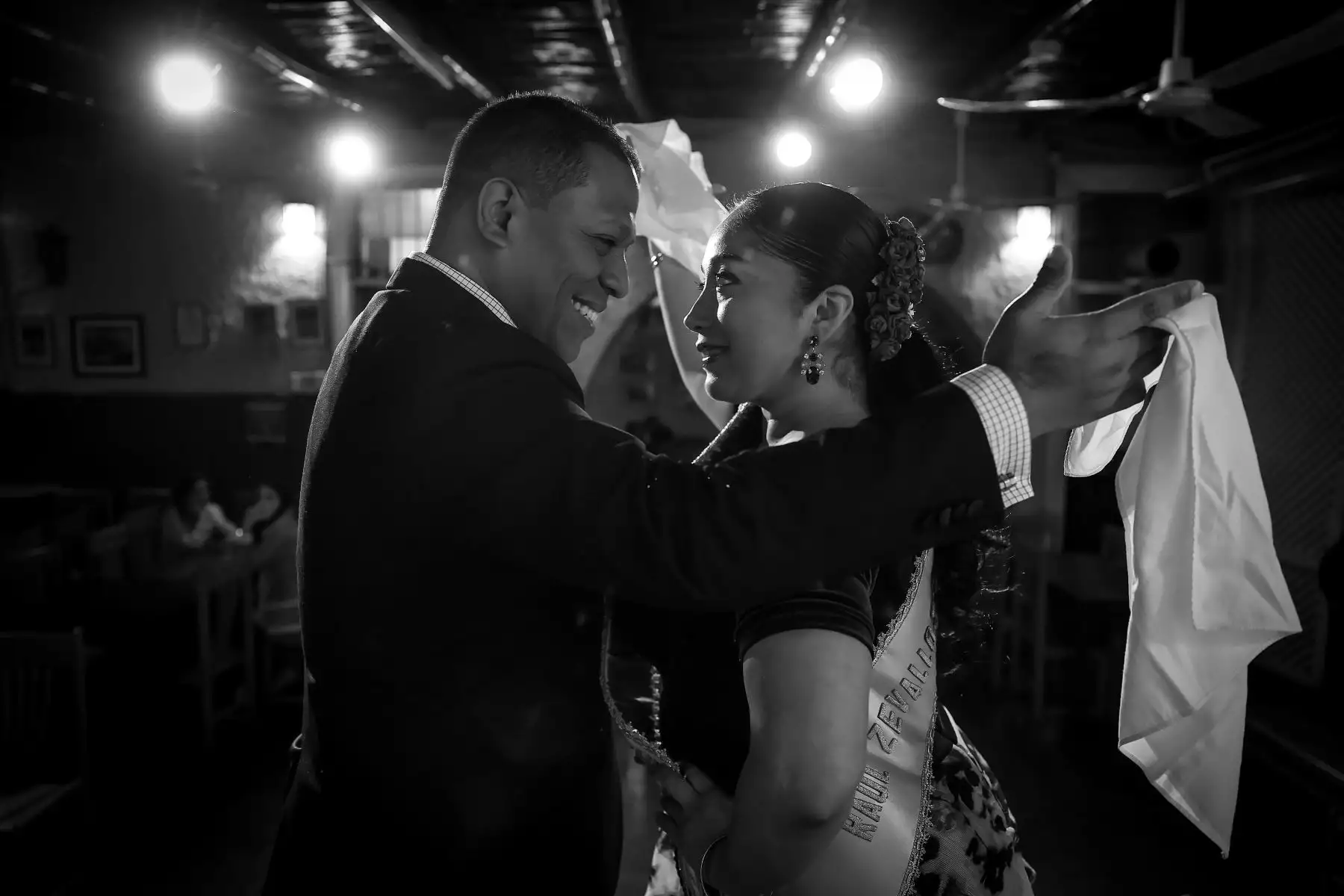 Pedro Padilla Vásquez y su pareja Claudia García Barreto campeones nacionales, posan antes de empezar a bailar la Marinera Limeña y deleitar a los asistentes con esta danza típica peruana en la peña La Oficina en Barranco.
Foto: ANDINA/Andrés Valle