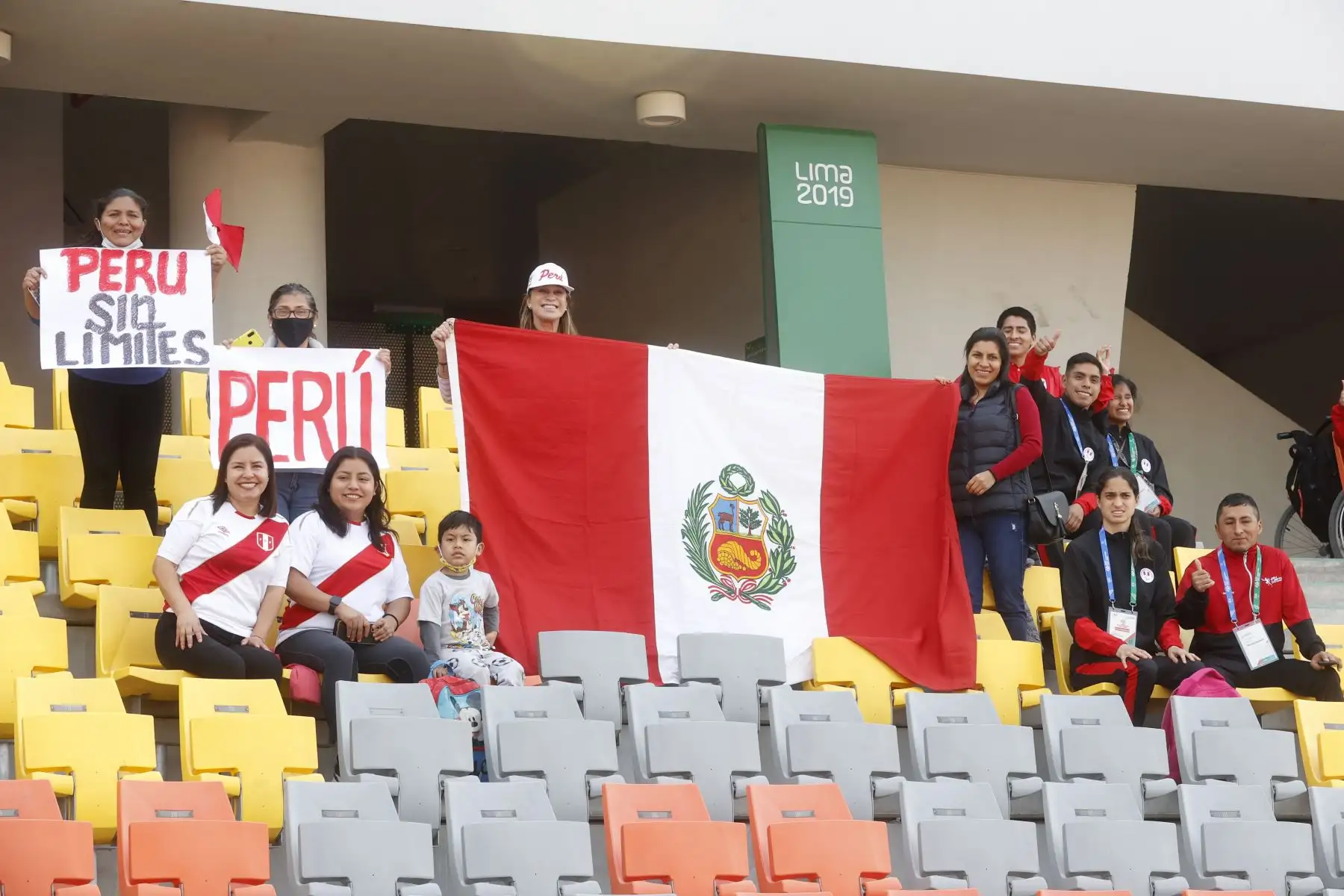 Barra peruana alienta a los competidores del “Open Paraatletismo Lima 2022”. Foto: ANDINA/Vidal Tarqui