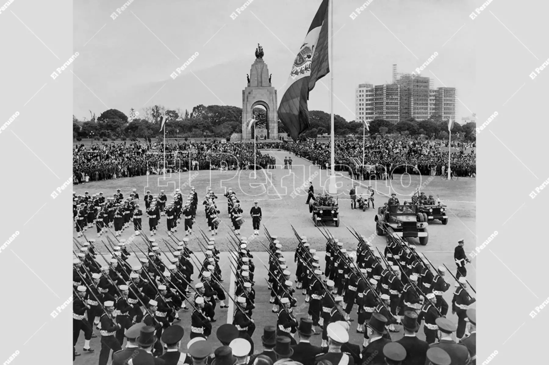 Lima - 29 julio 1954 / Fuerzas de desembarco de la Marina de Guerra del Perú desfilan frente a la tribuna presidencial durante la Gran Parada Militar en el Campo de Marte.

Foto: ANDINA/Archivo Histórico El Peruano