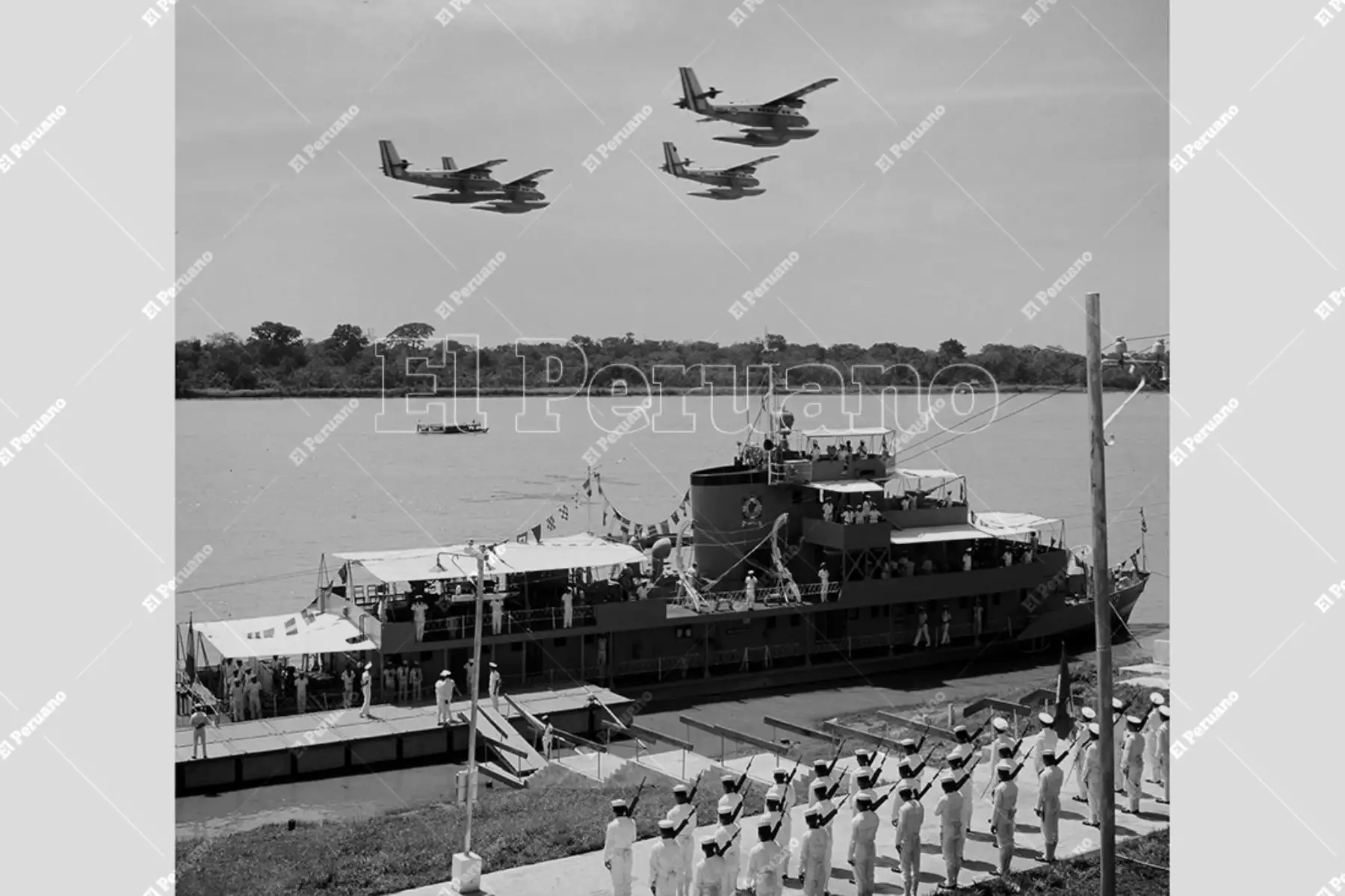 Loreto - 6 octubre 1972 / La cañonera Marañón anclada en el Embarcadero del Tigre, en momentos que el presidente Juan Velasco Alvarado se dispone a descender para visitar la zona de extracción petrolera.

Foto: ANDINA/Archivo Histórico El Peruano