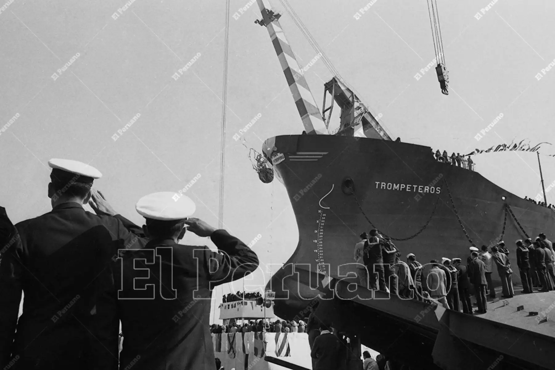 Callao - 17 octubre 1975 / Lanzamiento al mar del BAP Trompeteros en el Servicio Industrial de la Marina (SIMA). 

Foto: ANDINA/Archivo Histórico El Peruano