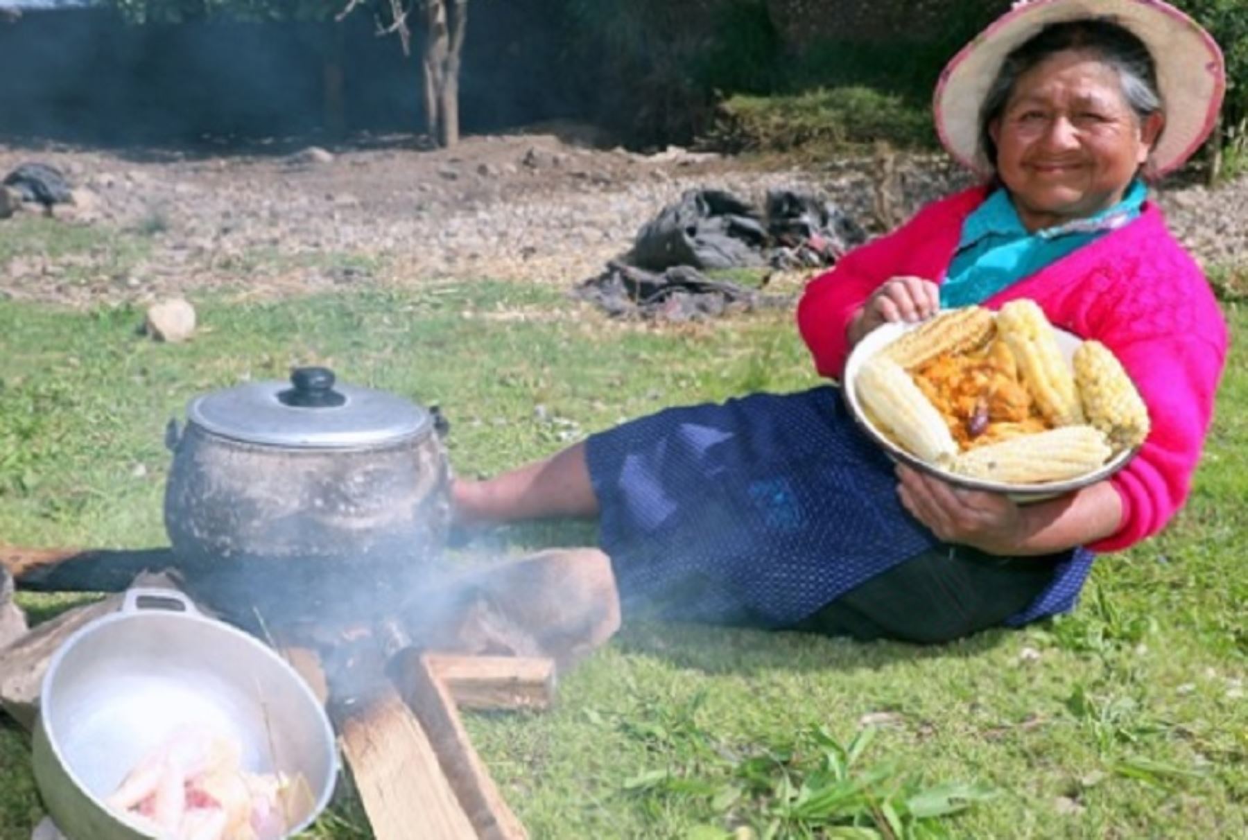 Los platos que cocina "La tía Lucinda”, como se le identifica a Lucinda Tacanga Mauricio, usuaria del programa social Pensión 65, en su canal de YouTube, llevan insumos propios de la zona y materiales de uso local, como el fogón y el batán.