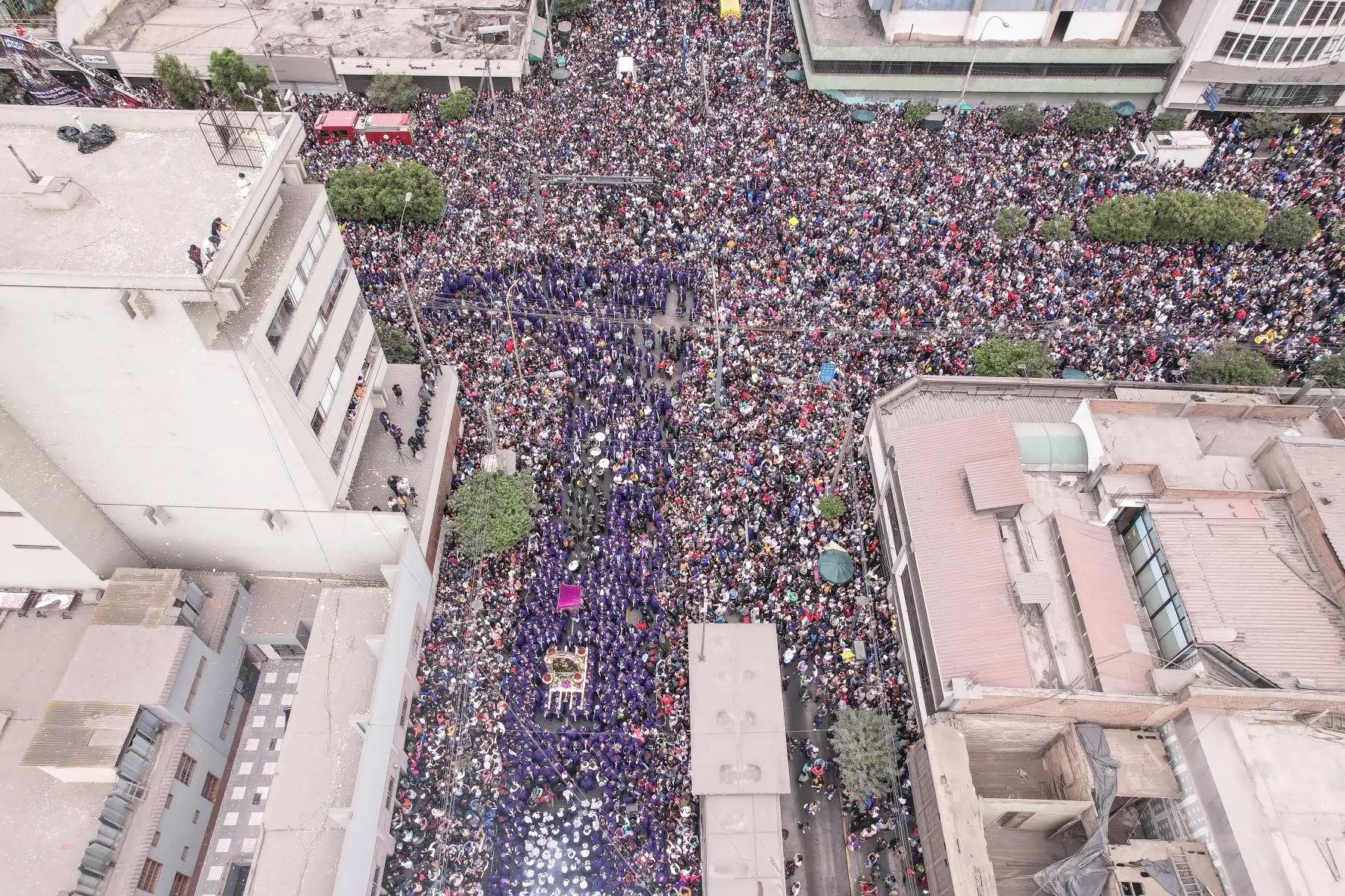 Imagen del Señor de los Milagros recorre nuevamente las calles de Lima tras más de dos años de pandemia. Foto: ANDINA/Renato Pajuelo
