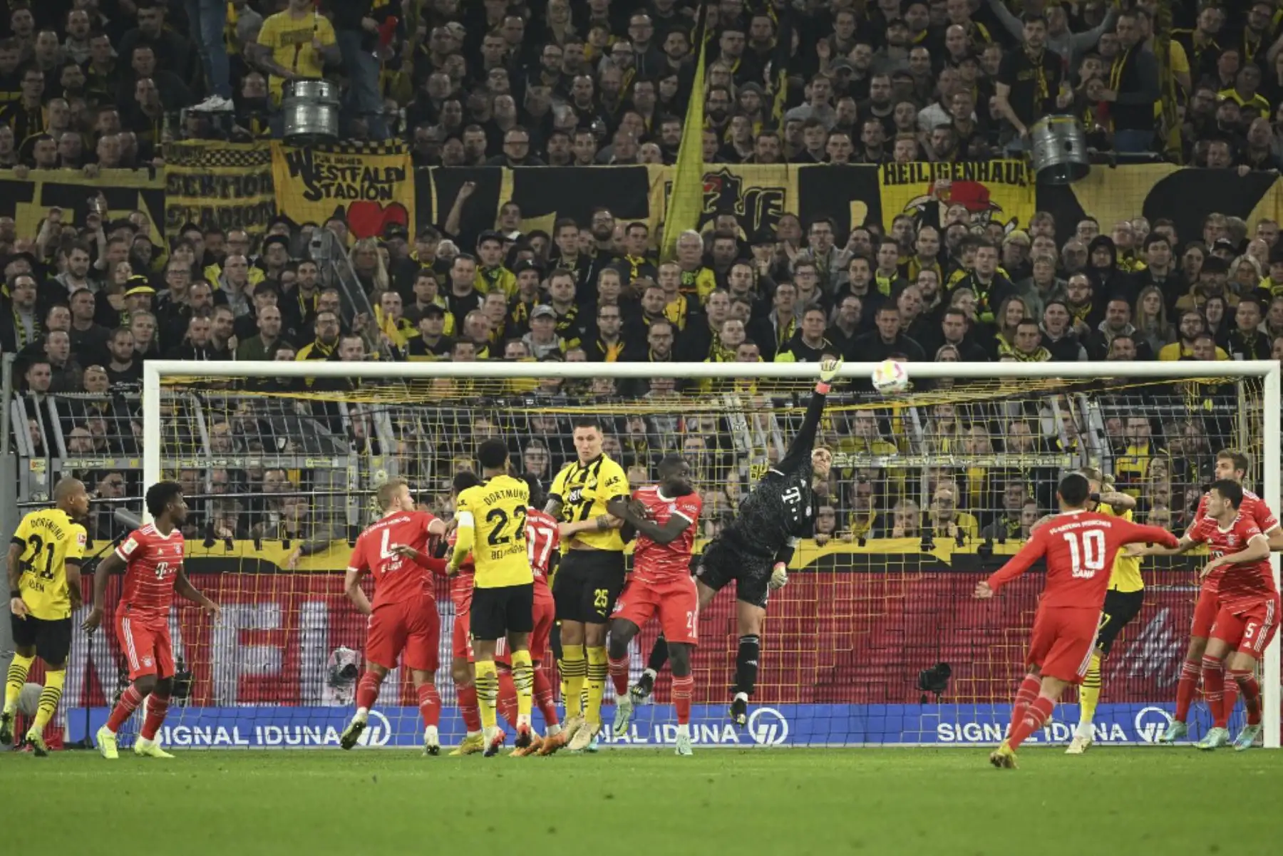 Bayern de Munich empata 2 a 2 con Borussia Dortmund

Foto: AFP