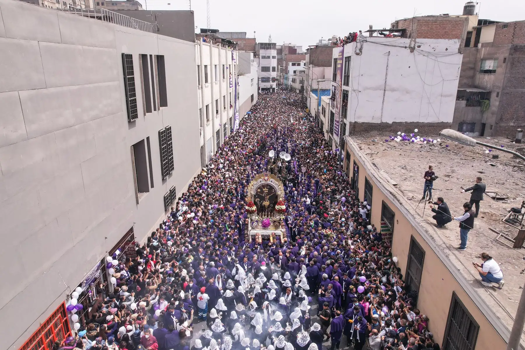 Imagen del Señor de los Milagros recorre nuevamente las calles de Lima tras más de dos años de pandemia. Foto: ANDINA/Renato Pajuelo