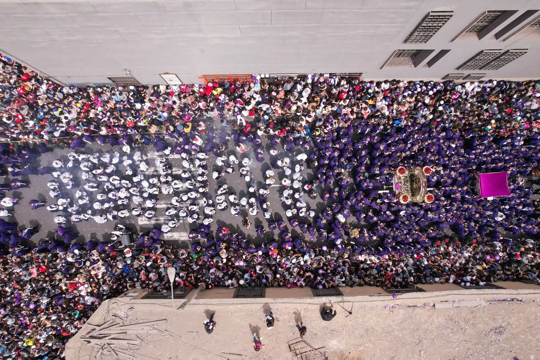 Imagen del Señor de los Milagros recorre nuevamente las calles de Lima tras más de dos años de pandemia. Foto: ANDINA/Renato Pajuelo