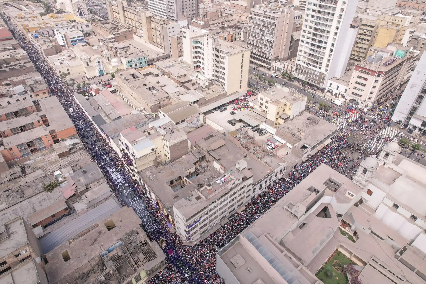 Imagen del Señor de los Milagros recorre nuevamente las calles de Lima tras más de dos años de pandemia. Foto: ANDINA/Renato Pajuelo