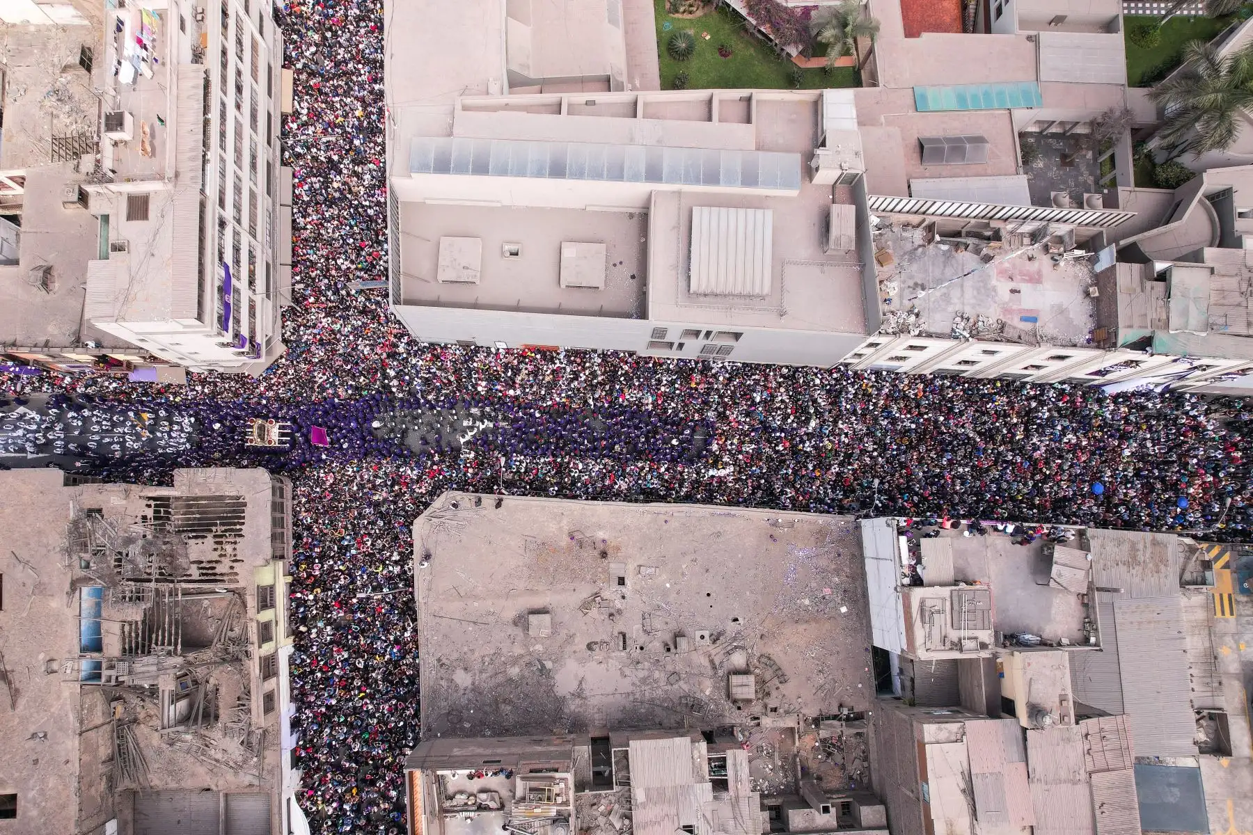 Imagen del Señor de los Milagros recorre nuevamente las calles de Lima tras más de dos años de pandemia. Foto: ANDINA/Renato Pajuelo