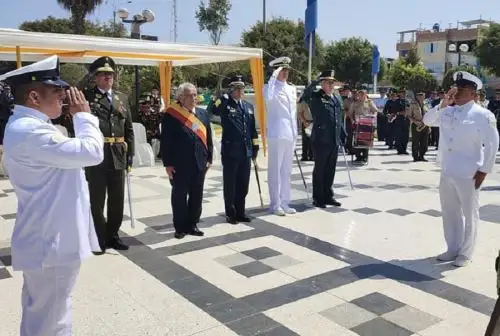 Autoridades de la región Lambayeque rindieron hoy homenaje al héroe Miguel Grau Seminario al conmemorarse el 143 aniversario del Combate Naval de Angamos y el 201 aniversario de la Marina de Guerra del Perú, en la plaza Grau del distrito chiclayano de La Victoria.