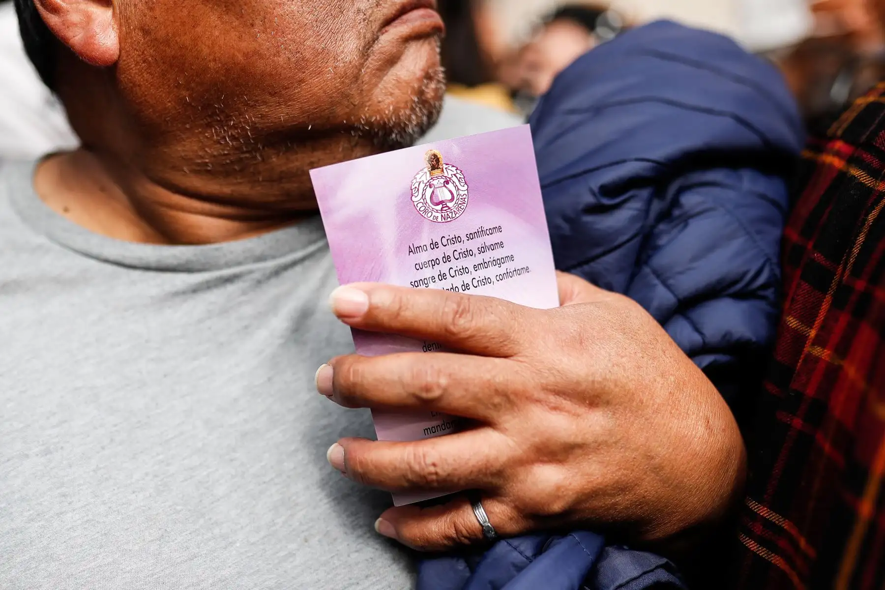 Devotos acompañan por las calles de Lima la imagen del Señor de los Milagros después de dos años de pandemia. Foto: ANDINA/Renato Pajuelo