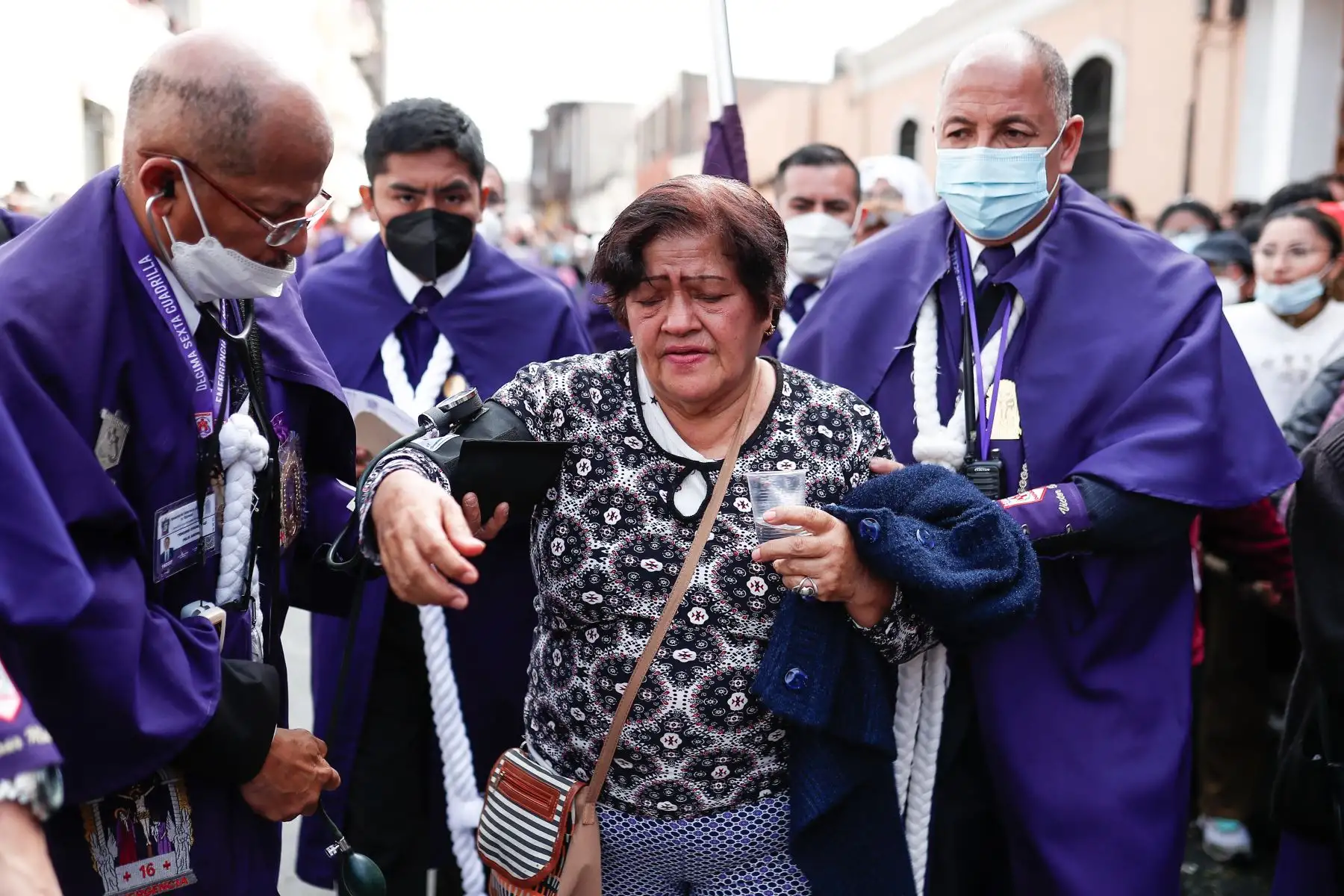 Devotos acompañan por las calles de Lima la imagen del Señor de los Milagros después de dos años de pandemia. Foto: ANDINA/Renato Pajuelo