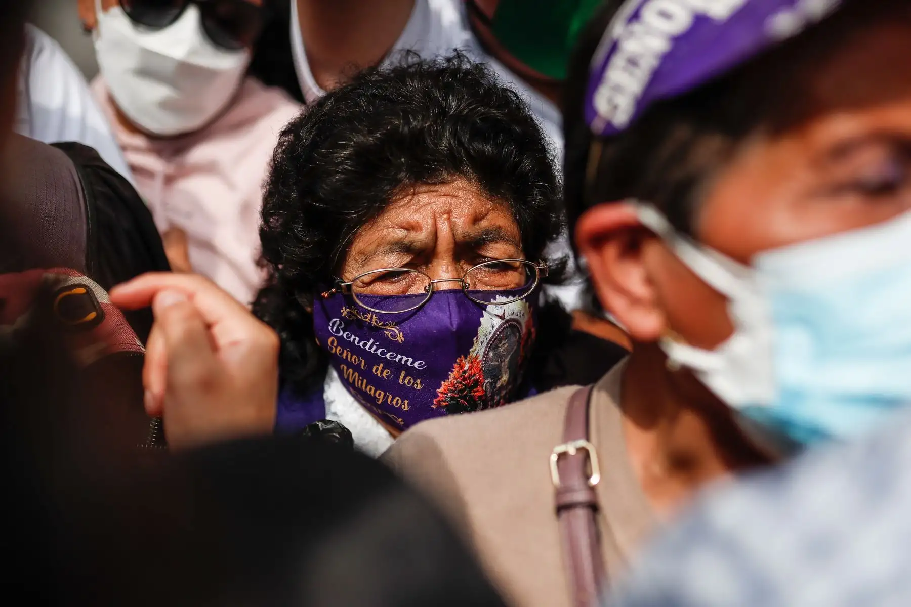 Devotos acompañan por las calles de Lima la imagen del Señor de los Milagros después de dos años de pandemia. Foto: ANDINA/Renato Pajuelo