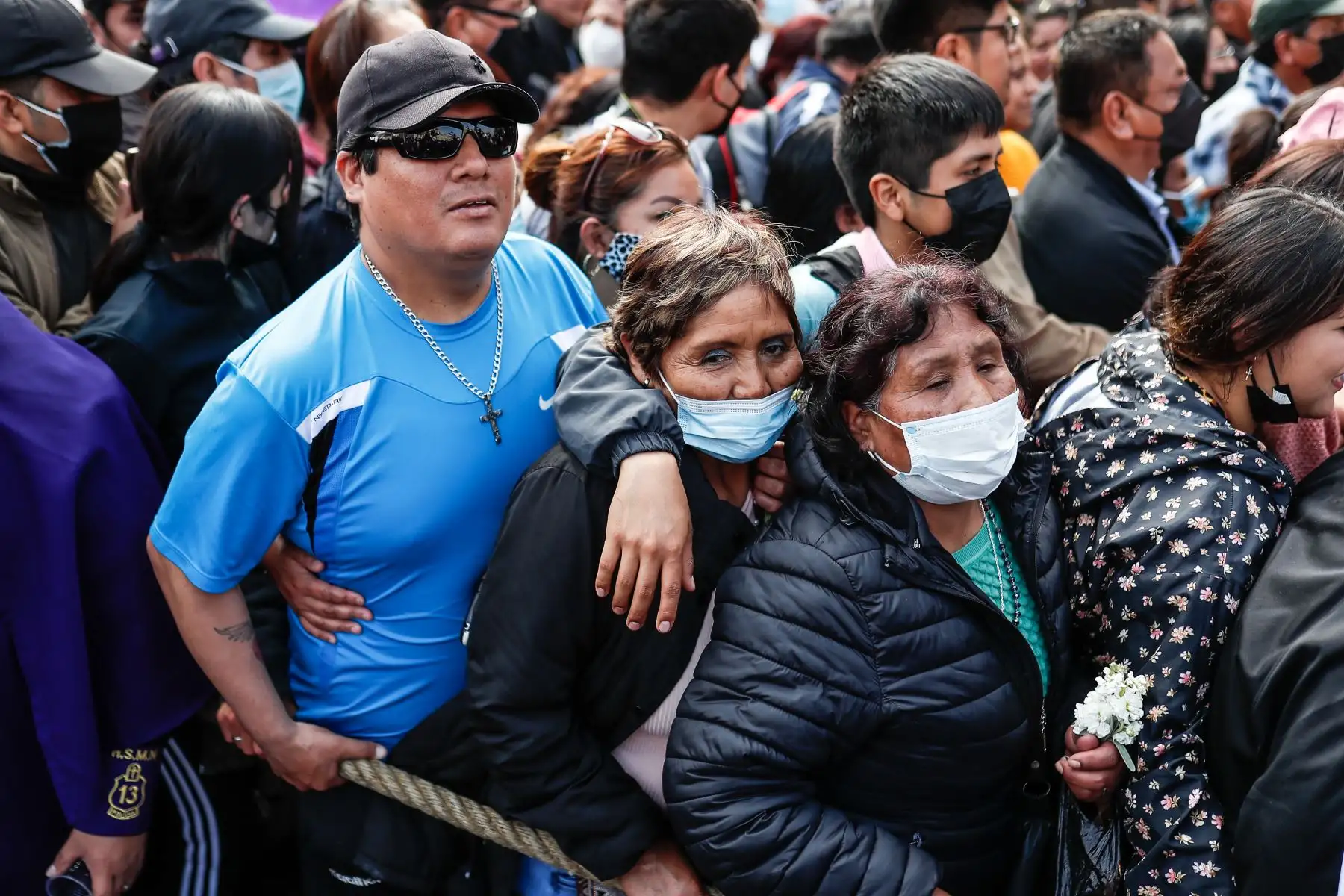 Devotos acompañan por las calles de Lima la imagen del Señor de los Milagros después de dos años de pandemia. Foto: ANDINA/Renato Pajuelo