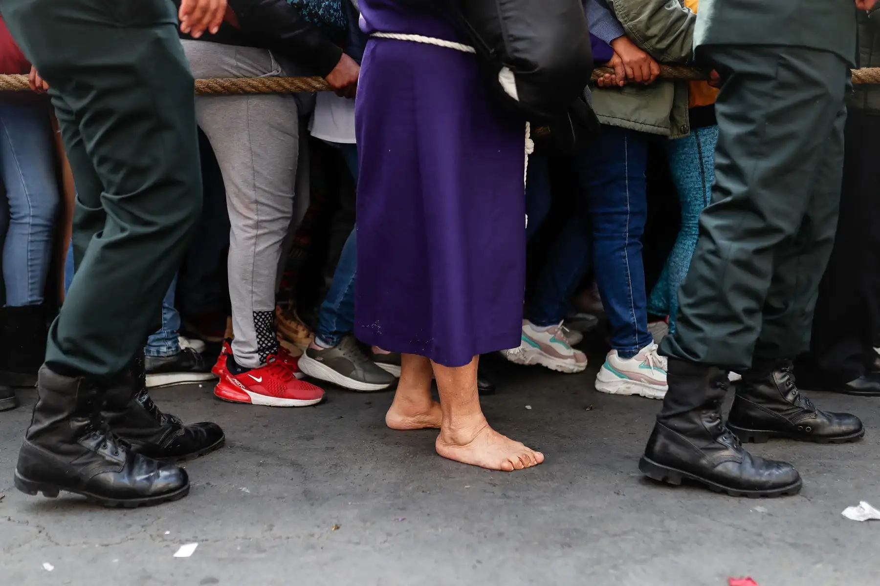 Devotos acompañan por las calles de Lima la imagen del Señor de los Milagros después de dos años de pandemia. Foto: ANDINA/Renato Pajuelo