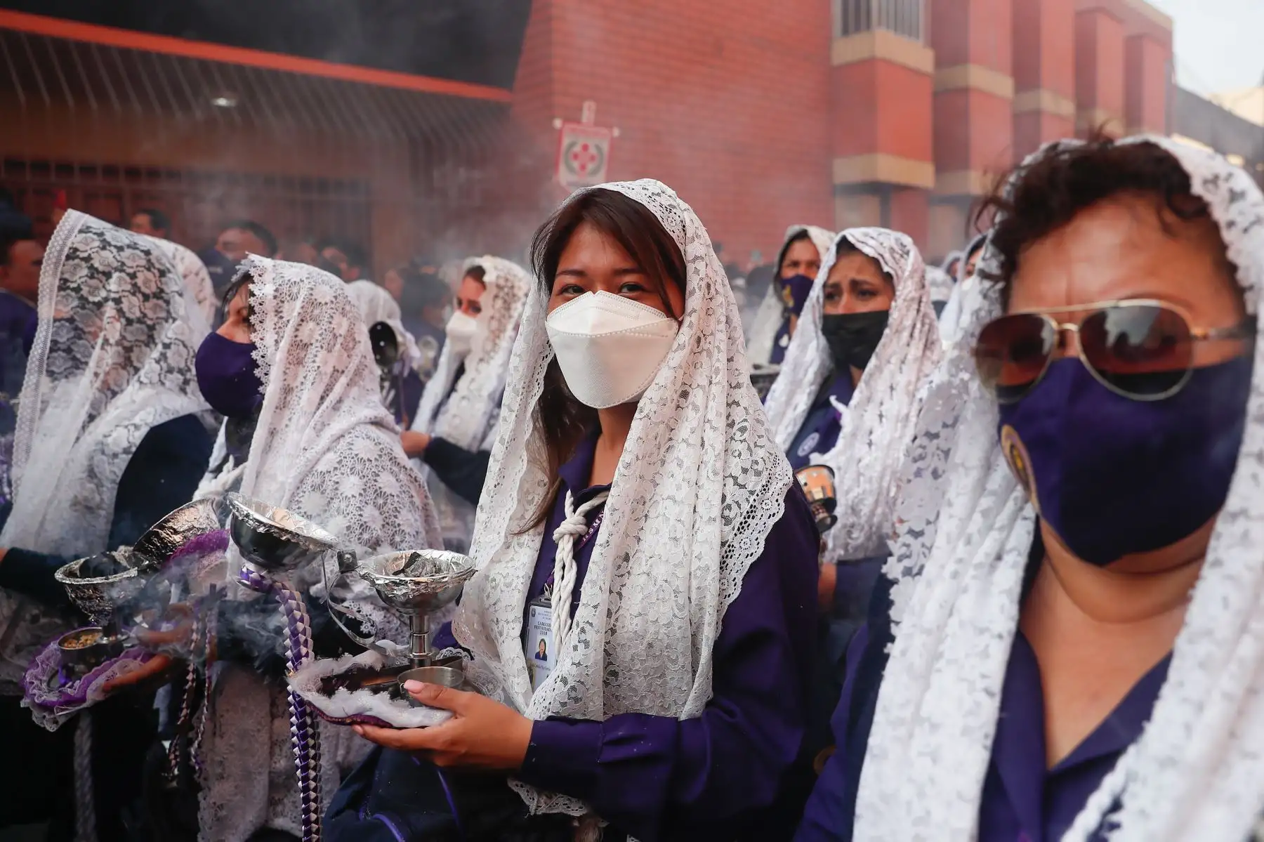 Devotos acompañan por las calles de Lima la imagen del Señor de los Milagros después de dos años de pandemia. Foto: ANDINA/Renato Pajuelo