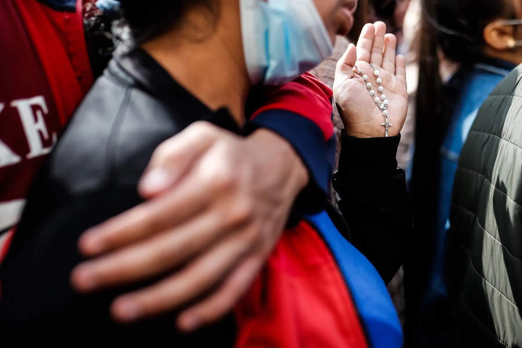 Devotos acompañan por las calles de Lima la imagen del Señor de los Milagros después de dos años de pandemia. Foto: ANDINA/Renato Pajuelo