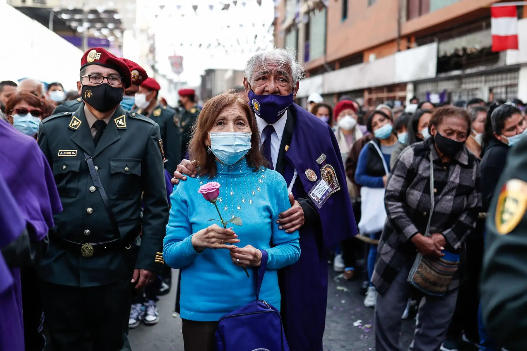 Devotos acompañan por las calles de Lima la imagen del Señor de los Milagros después de dos años de pandemia. Foto: ANDINA/Renato Pajuelo
