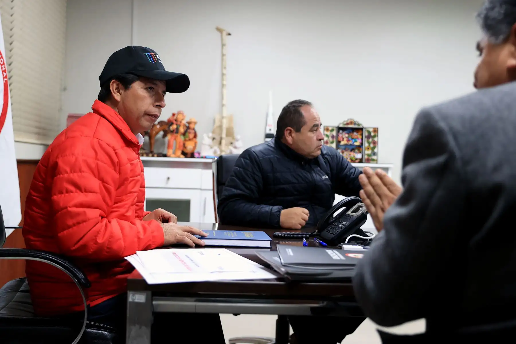 El presidente de la República, Pedro Castillo Terrones, sostuvo reunión con el gobernador regional de Ayacucho, Carlos Alberto Rúa Carbajal. Foto: ANDINA/Prensa Presidencia