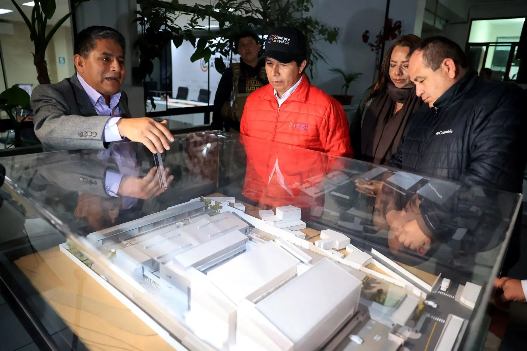 El presidente de la República, Pedro Castillo Terrones, sostuvo reunión con el gobernador regional de Ayacucho, Carlos Alberto Rúa Carbajal. Foto: ANDINA/Prensa Presidencia