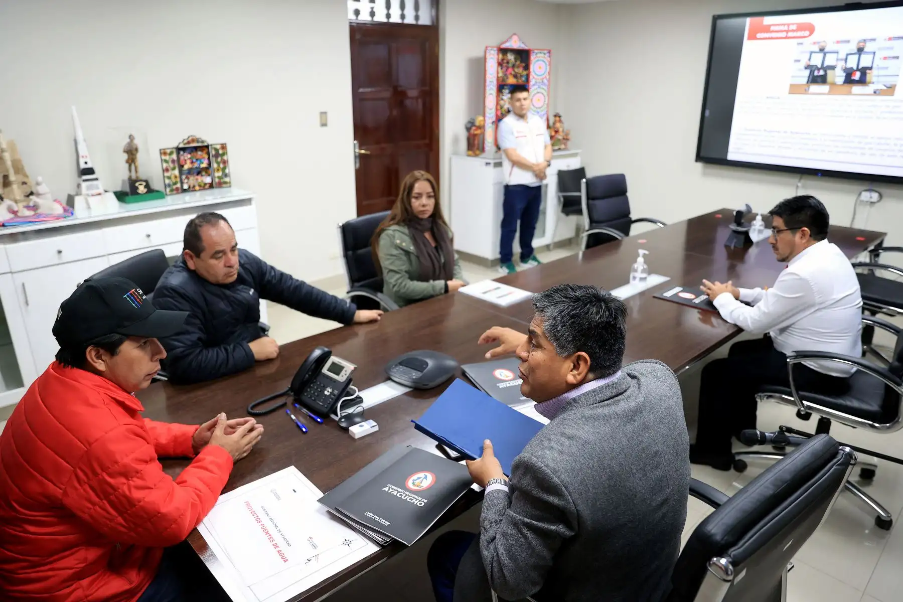 El presidente de la República, Pedro Castillo Terrones, sostuvo reunión con el gobernador regional de Ayacucho, Carlos Alberto Rúa Carbajal. Foto: ANDINA/Prensa Presidencia