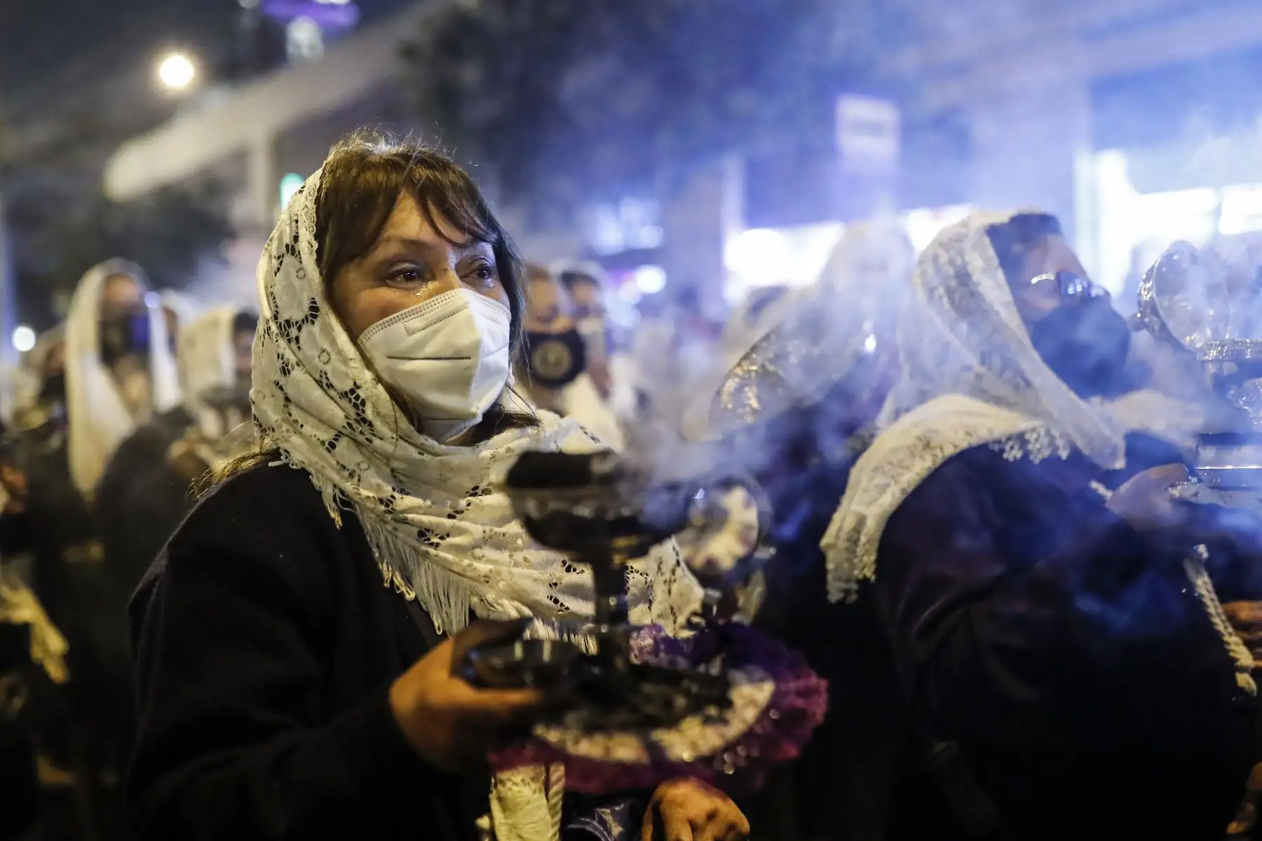 Esta noche miles de devotos acompañaron por las calles de Lima la imagen del Señor de los Milagros después de dos años de pandemia. Foto: ANDINA/Renato Pajuelo